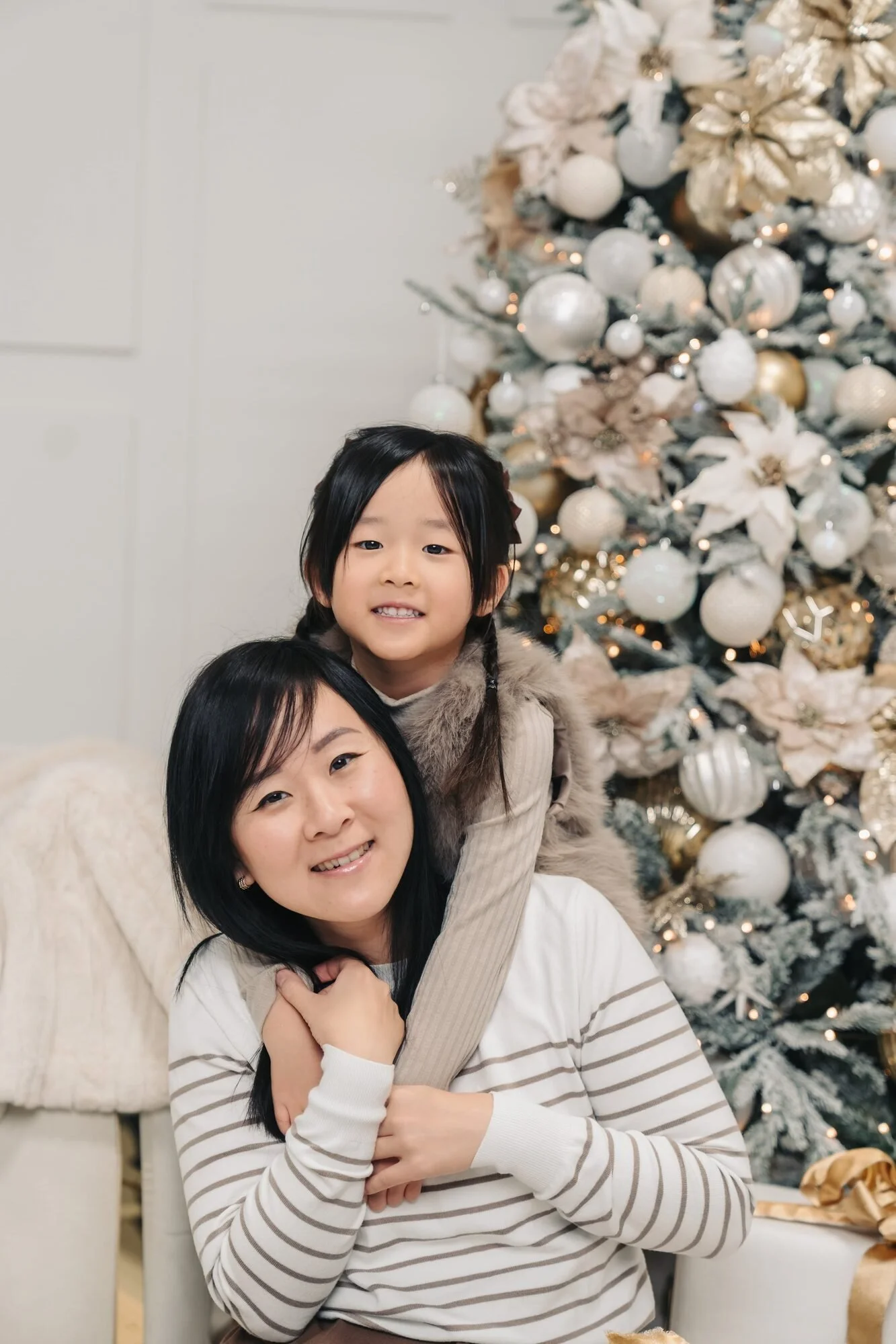 mother-and-daughter-christmas-photos-icon-studio-space-toronto.jpg