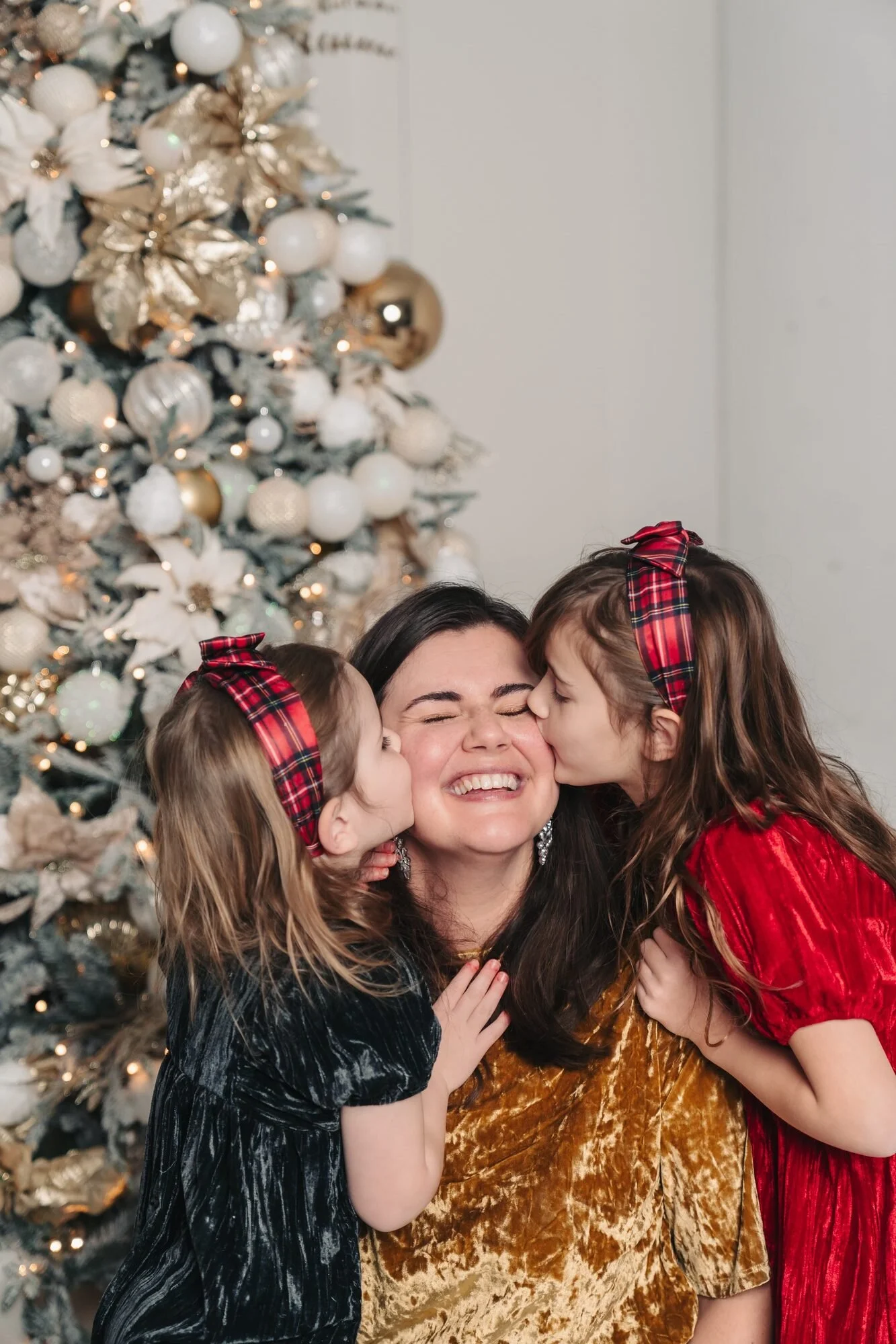 mother-and-daughters-christmas-mini-session-toronto-icon-studio-space.jpg