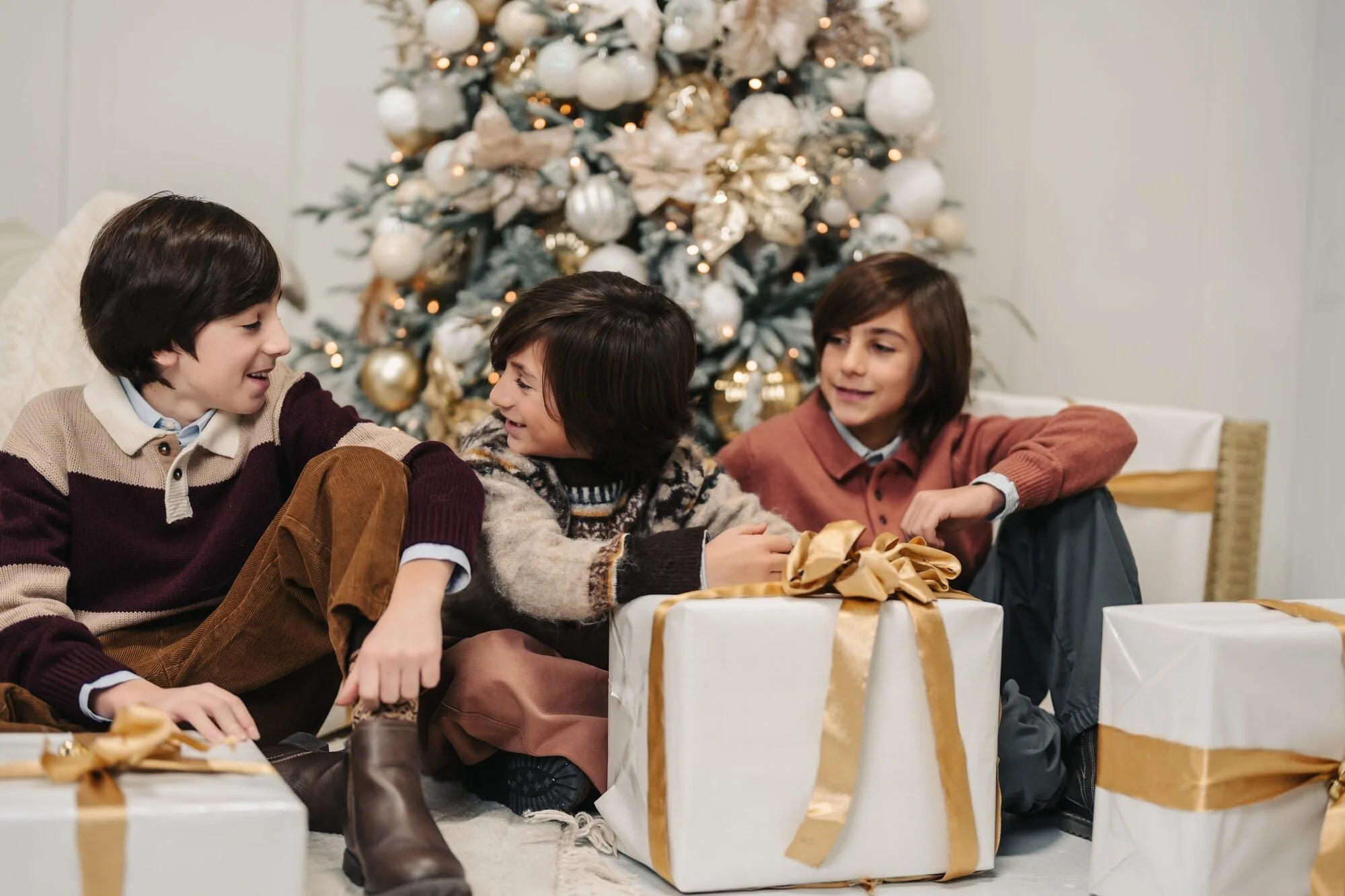 mother-with-two-children-christmas-mini-session-toronto-icon-studio-space.jpg