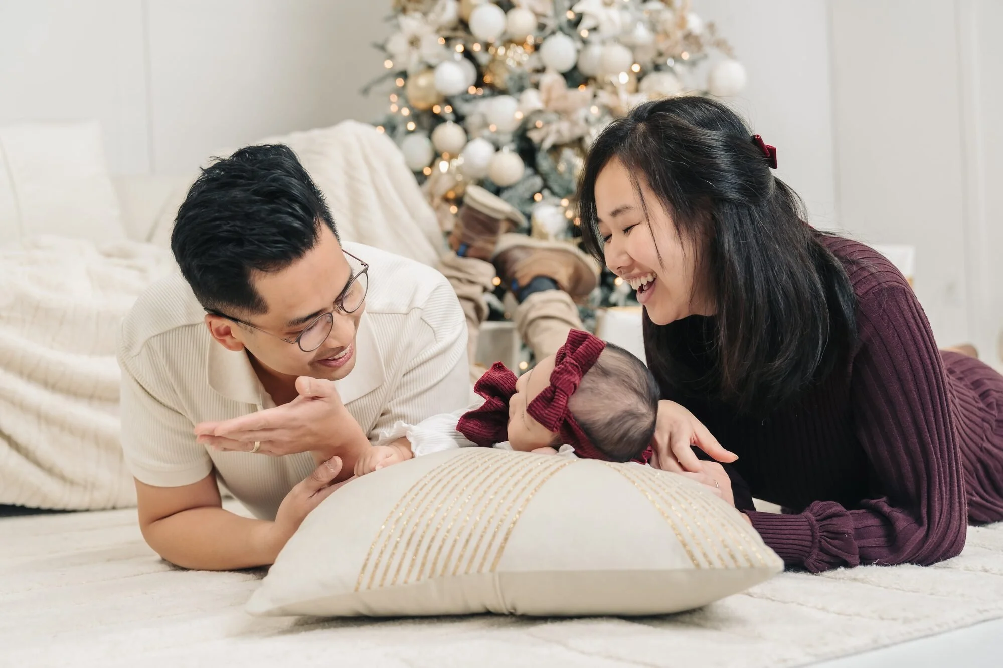 parents-with-baby-christmas-mini-session-icon-studio-space-toronto.jpg