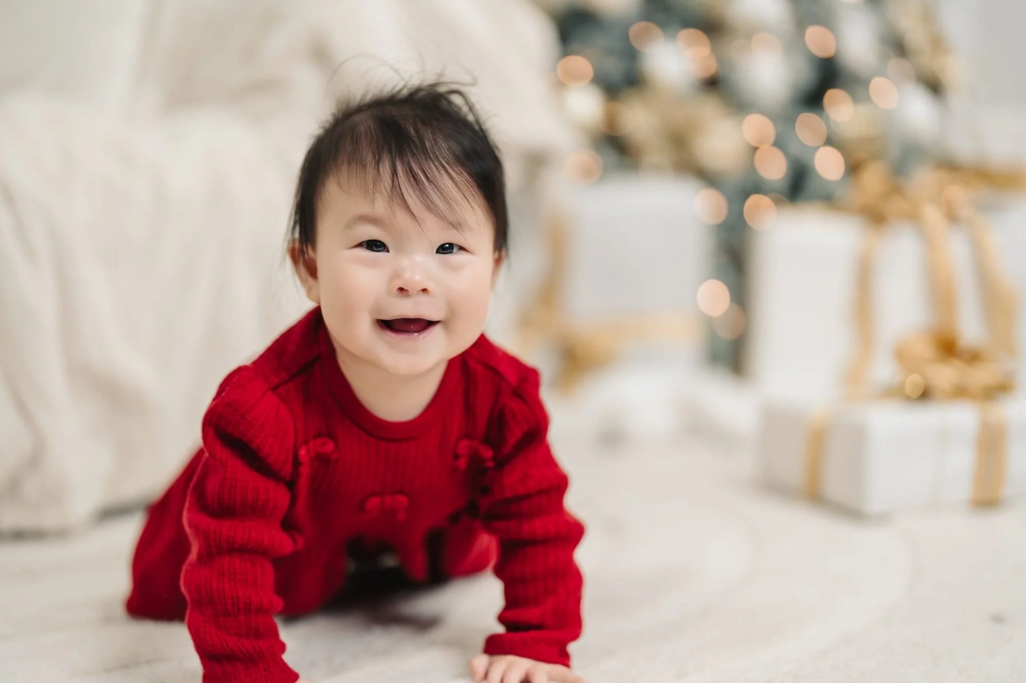 smiling-baby-crawling-christmas-photos-icon-studio-space-toronto.jpg