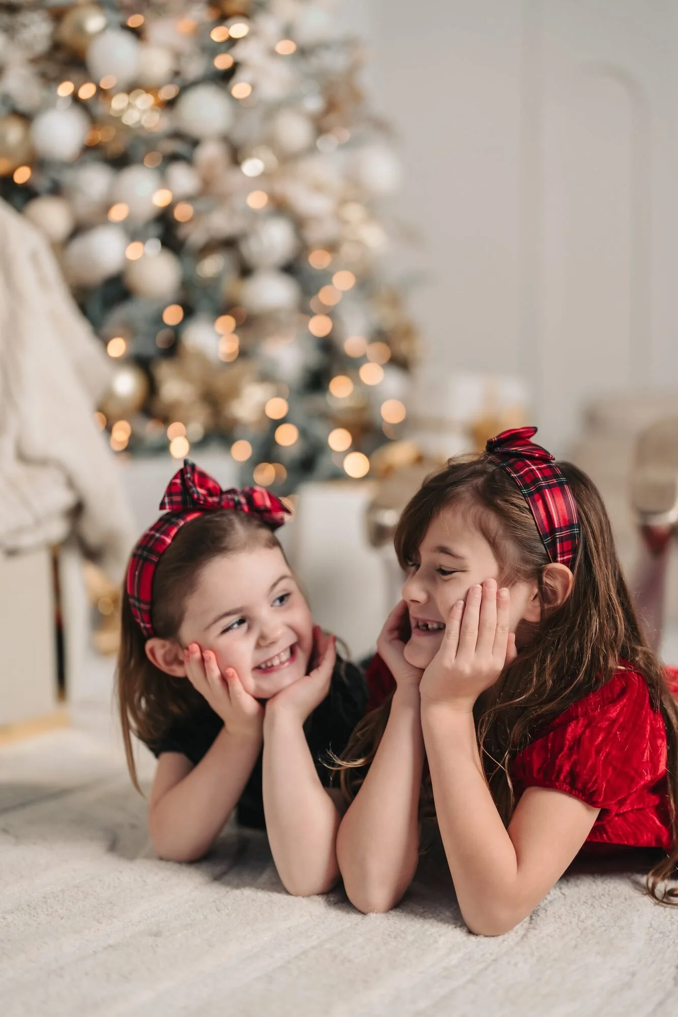 two-sisters-christmas-mini-session-icon-studio-space-toronto.jpg