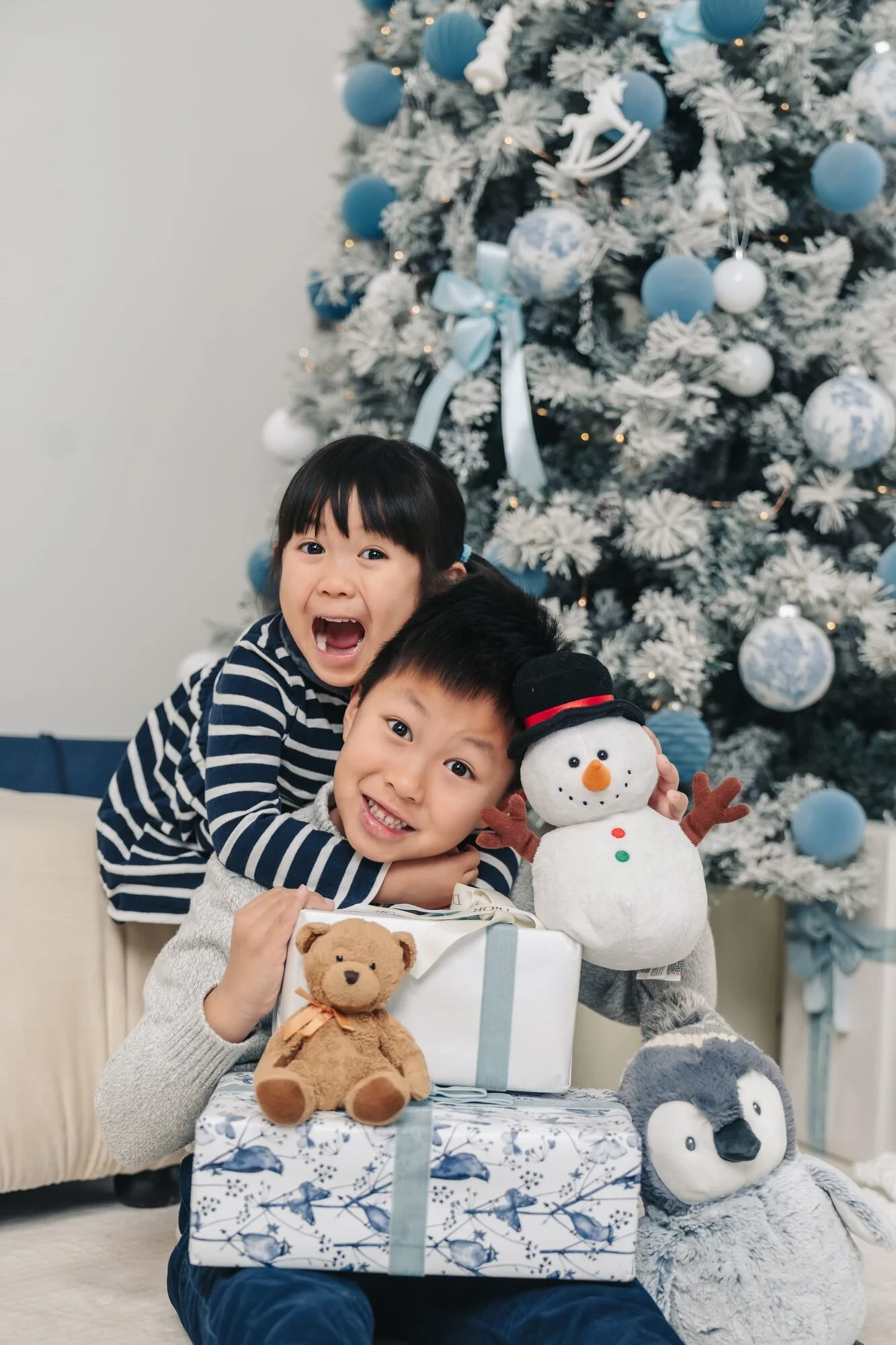 brothers-with-teddy-christmas-mini-session-icon-studio-space-toronto.jpg