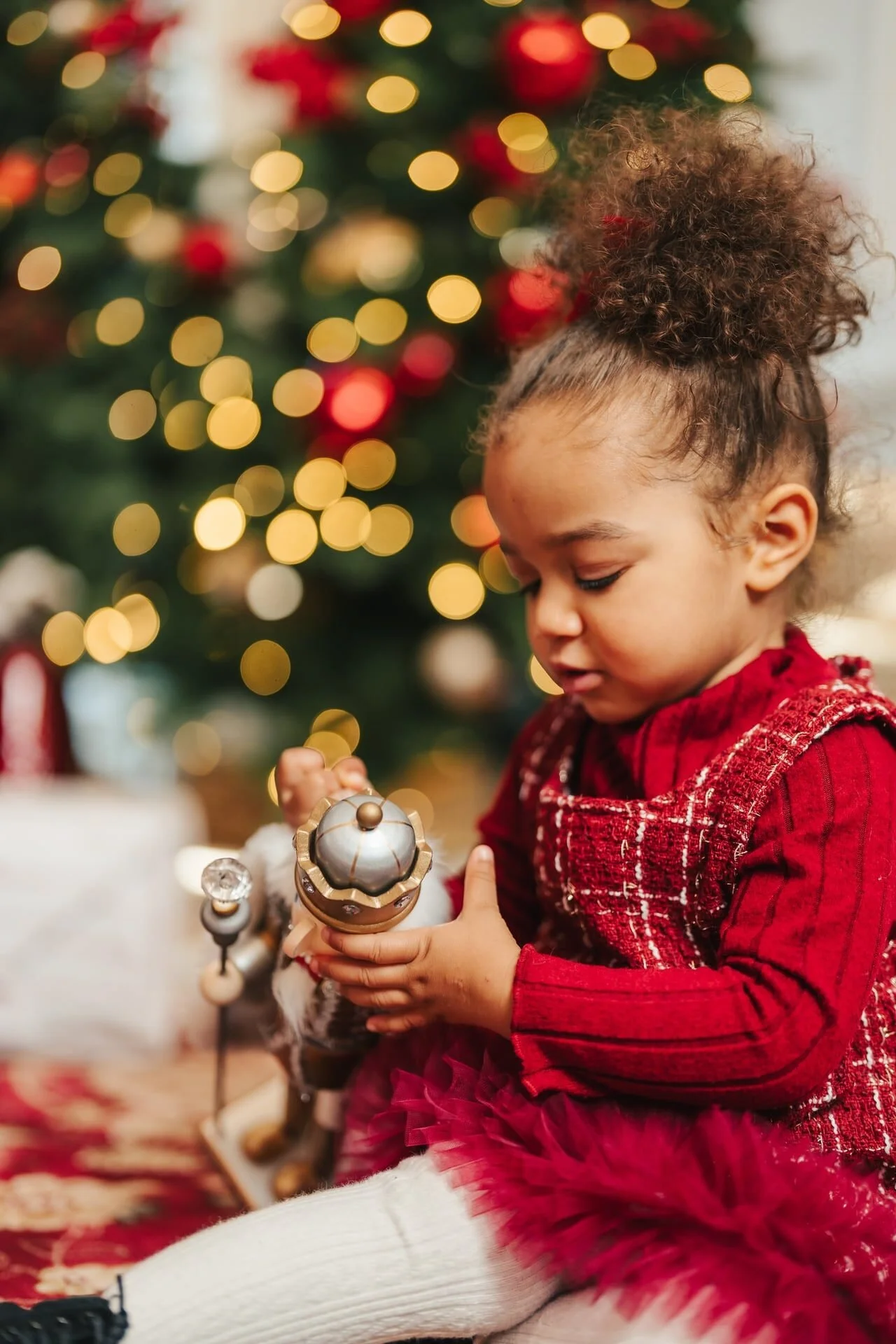 girl-reaching-ornament-christmas-mini-toronto.jpg