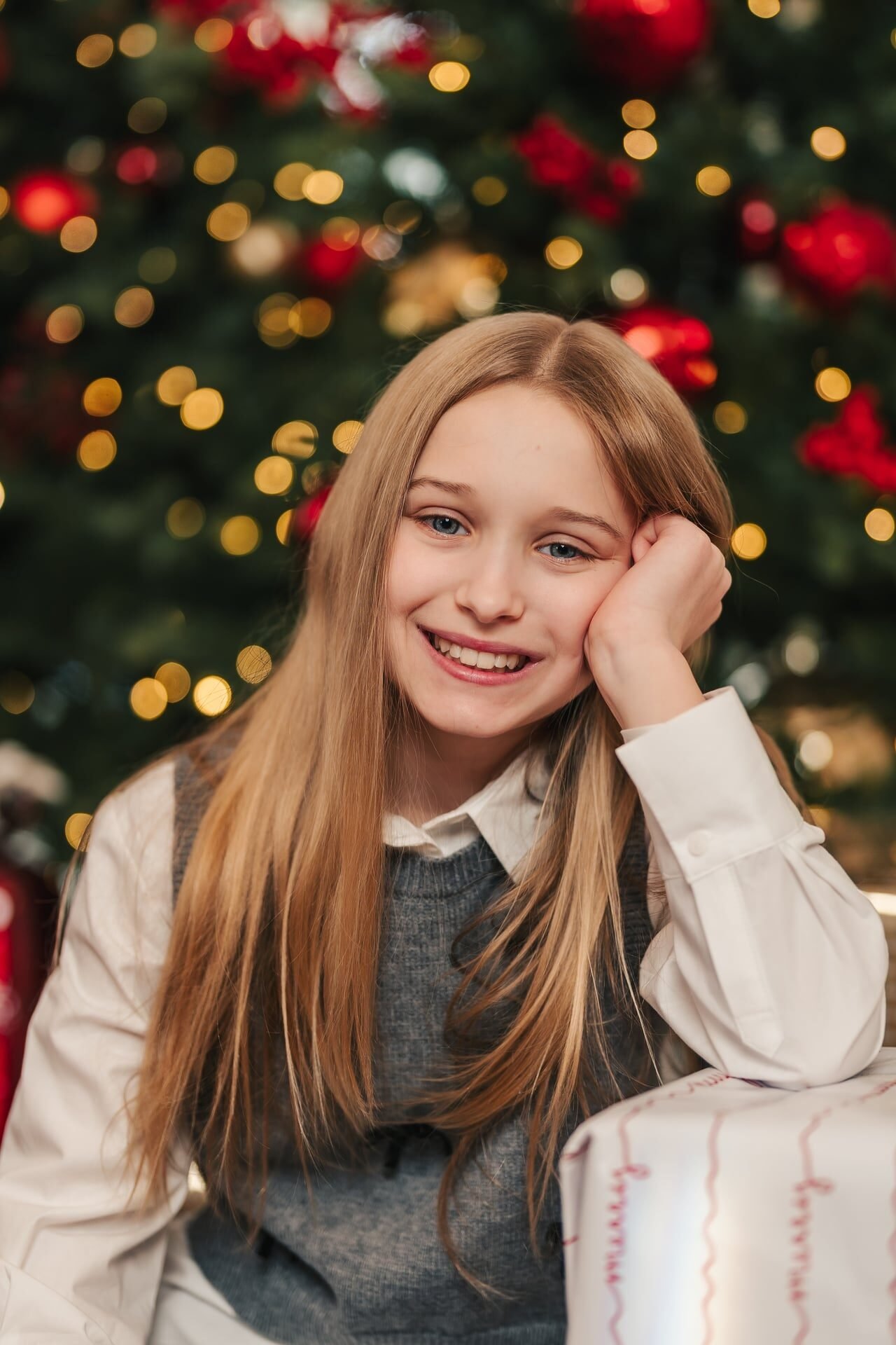 girl-reading-christmas-mini-session-toronto.jpg