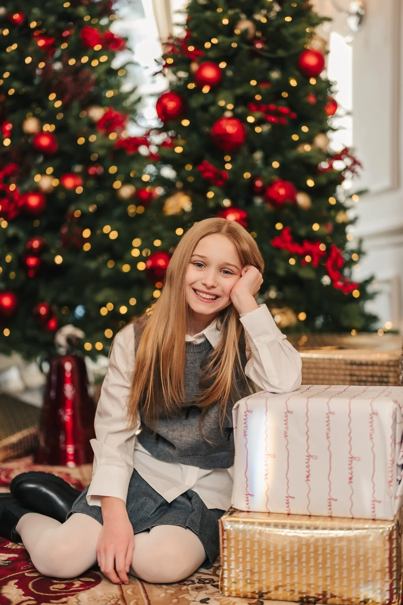 girl-with-gifts-christmas-mini-session-toronto.jpg