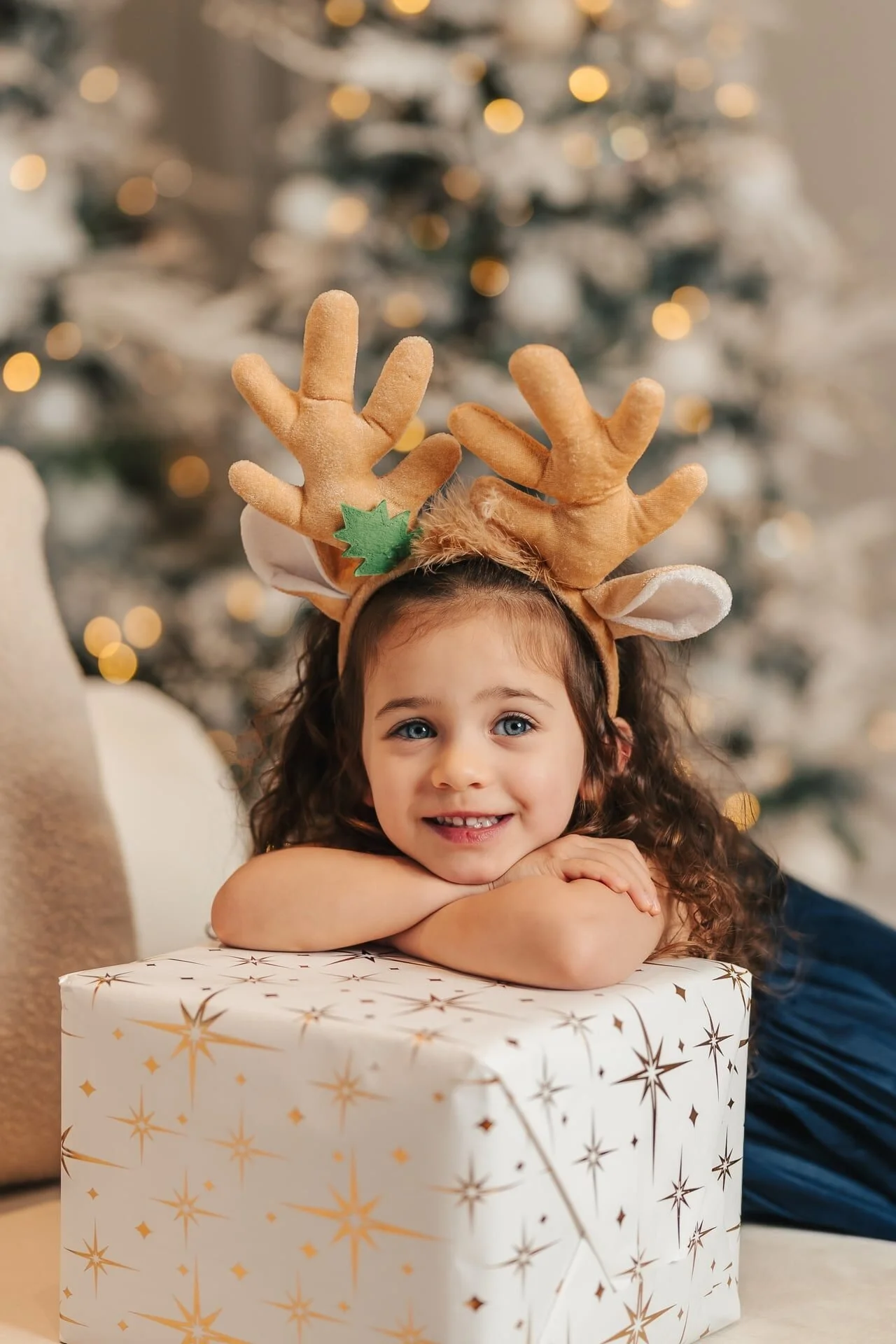 little-girl-reindeer-antlers-christmas-mini-session-toronto.jpg
