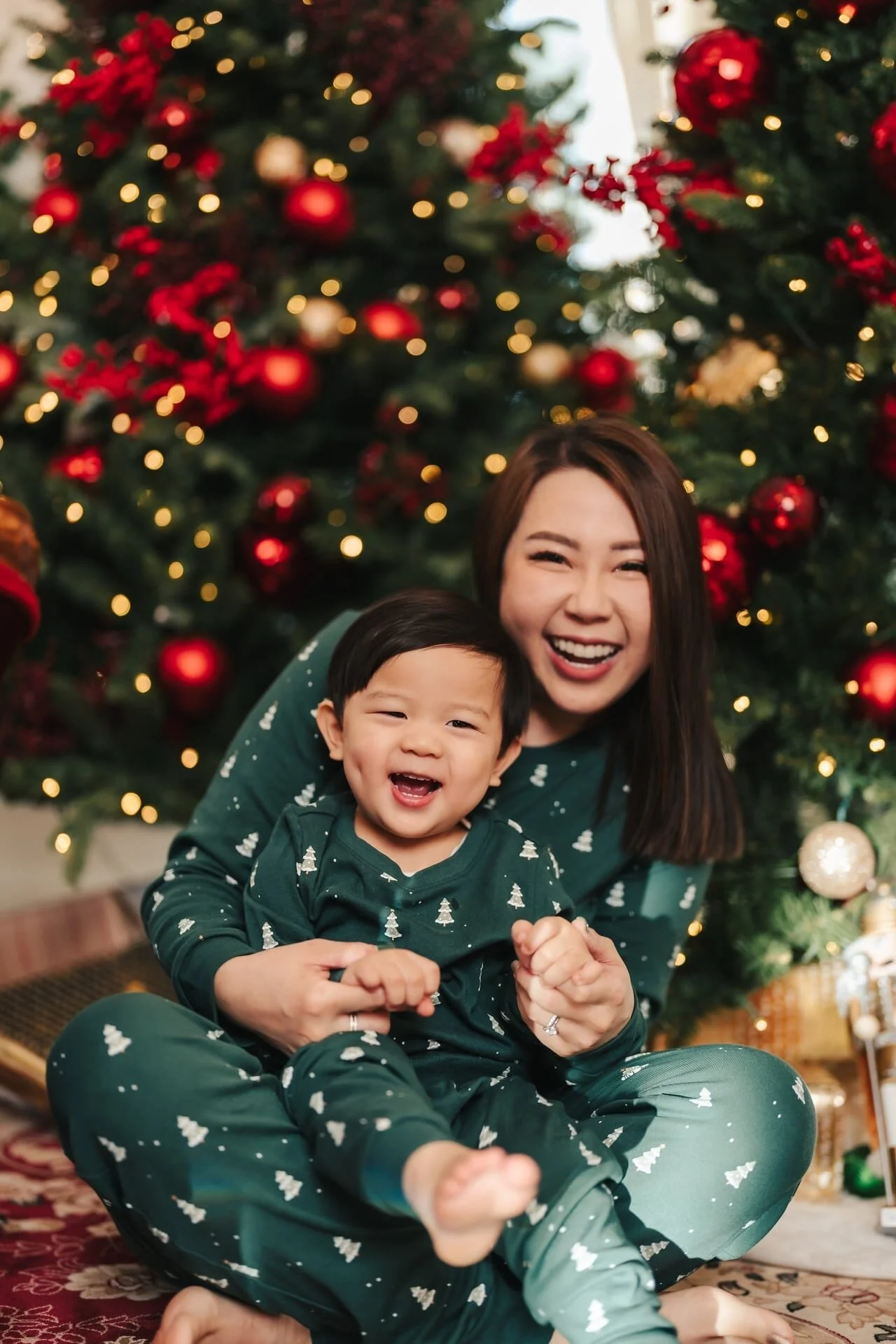 mother-and-baby-christmas-mini-session-toronto.jpg