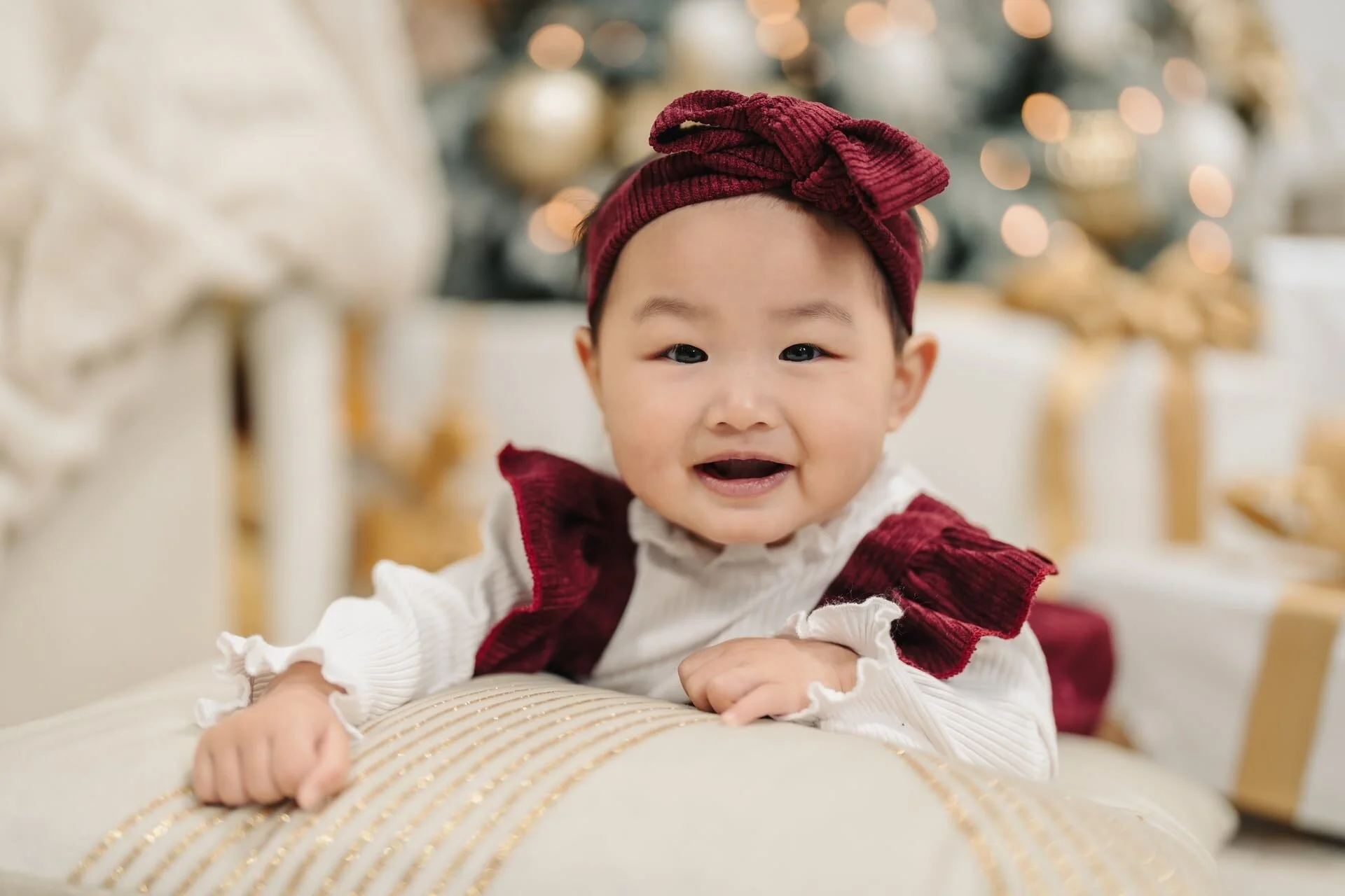 baby-christmas-mini-session-toronto-cushion.jpg