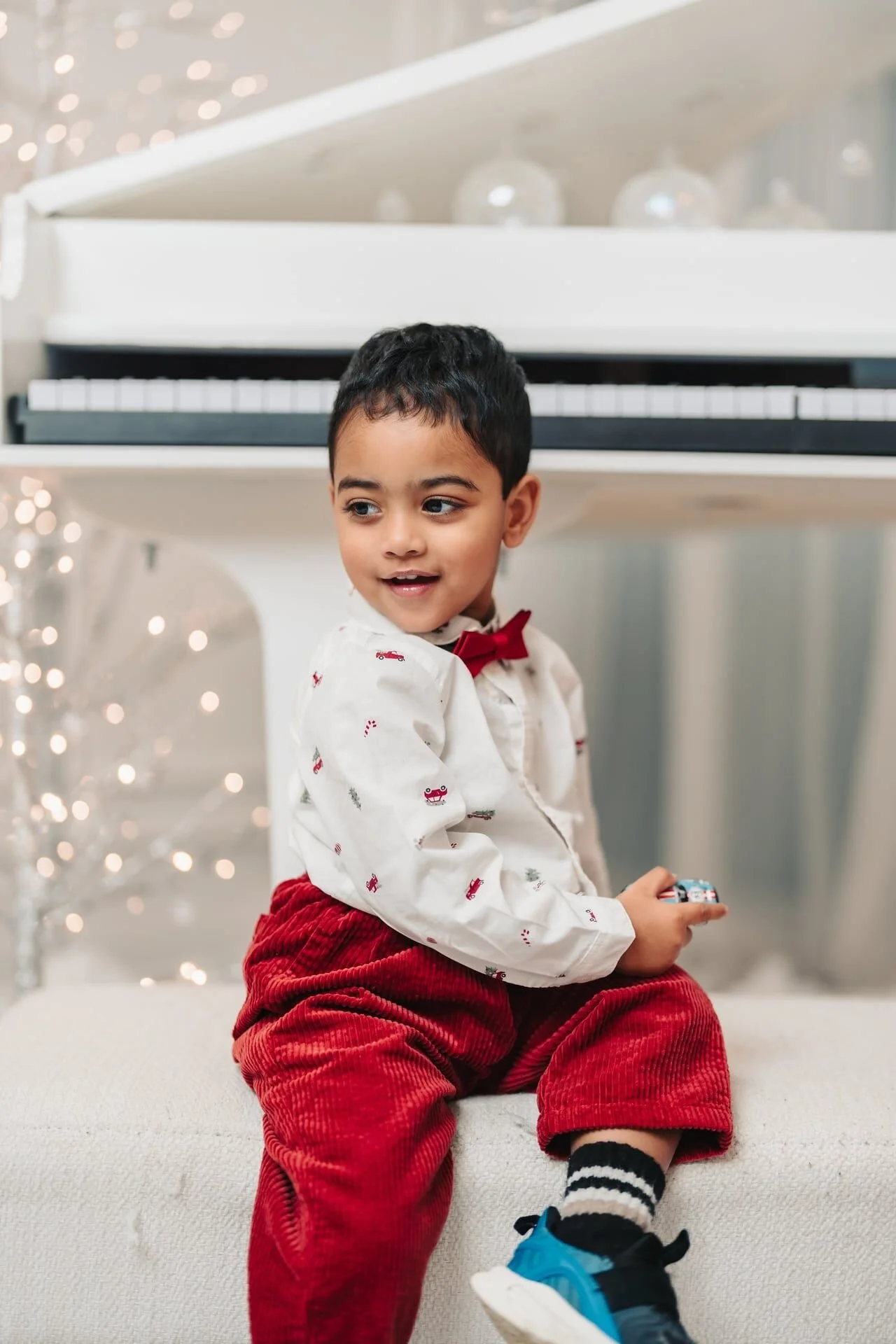 boy-christmas-mini-session-toronto-festive.jpg