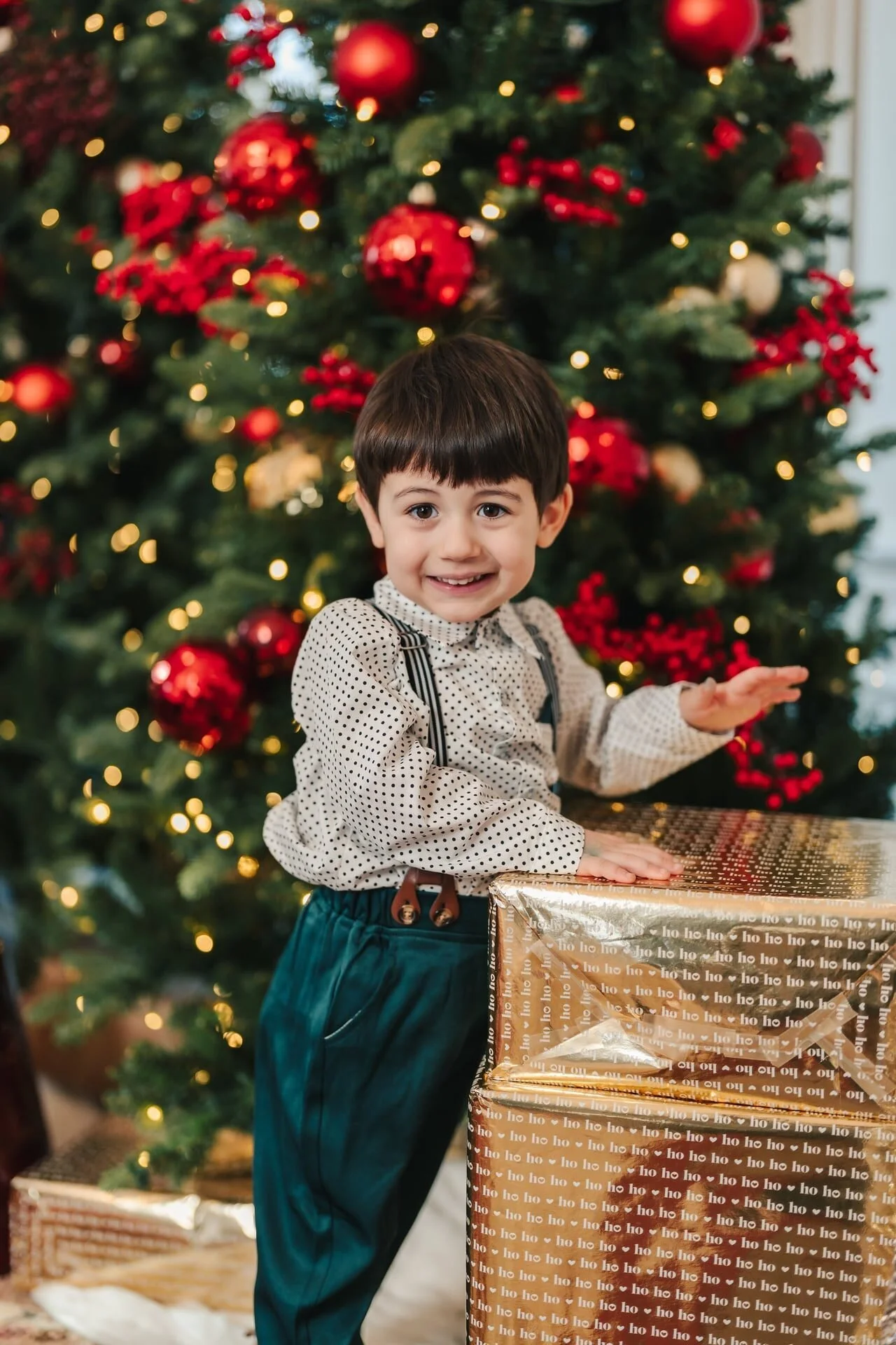 boy-on-gift-box-christmas-mini-toronto.jpg