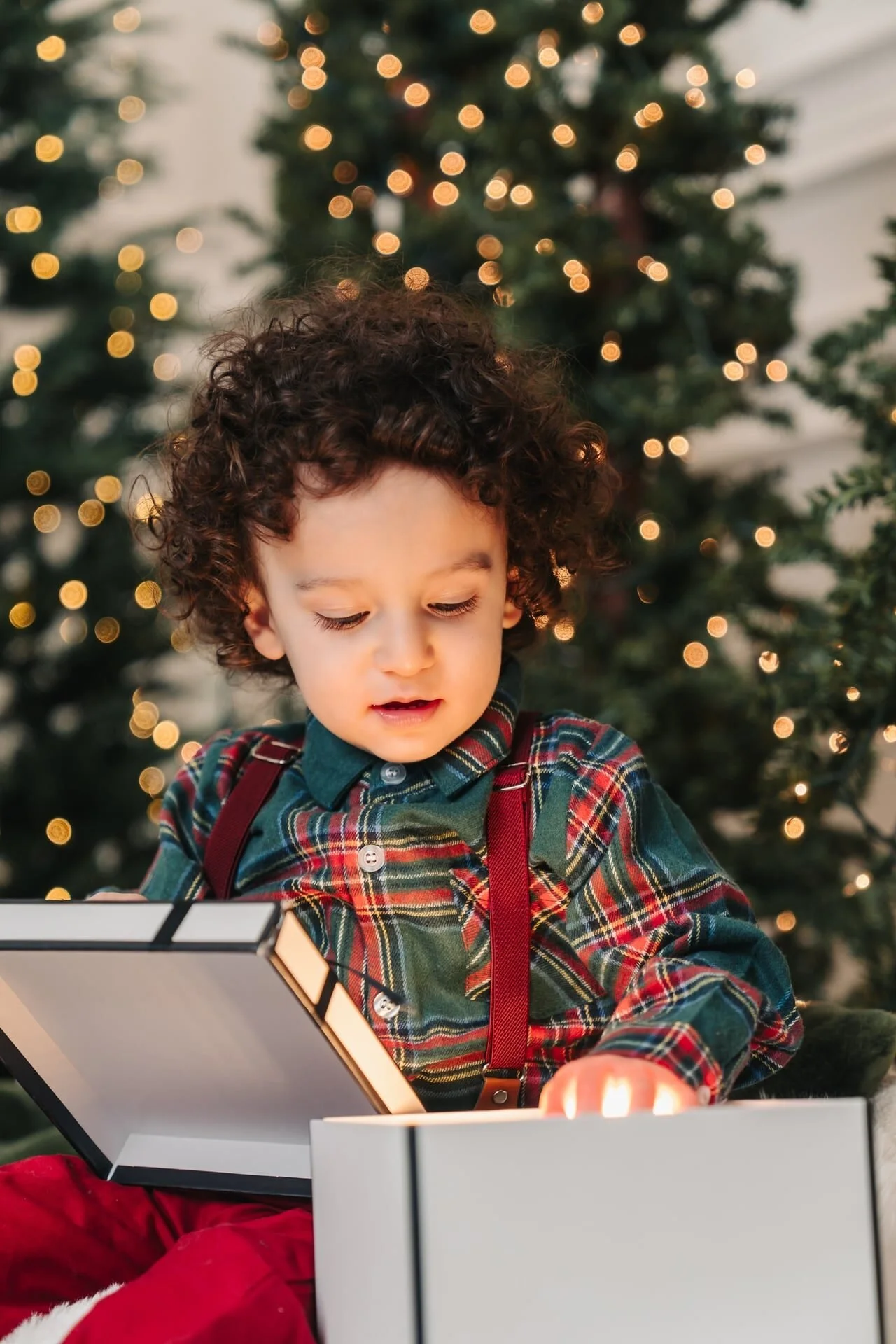 boy-opening-christmas-gift-toronto-mini-session.jpg