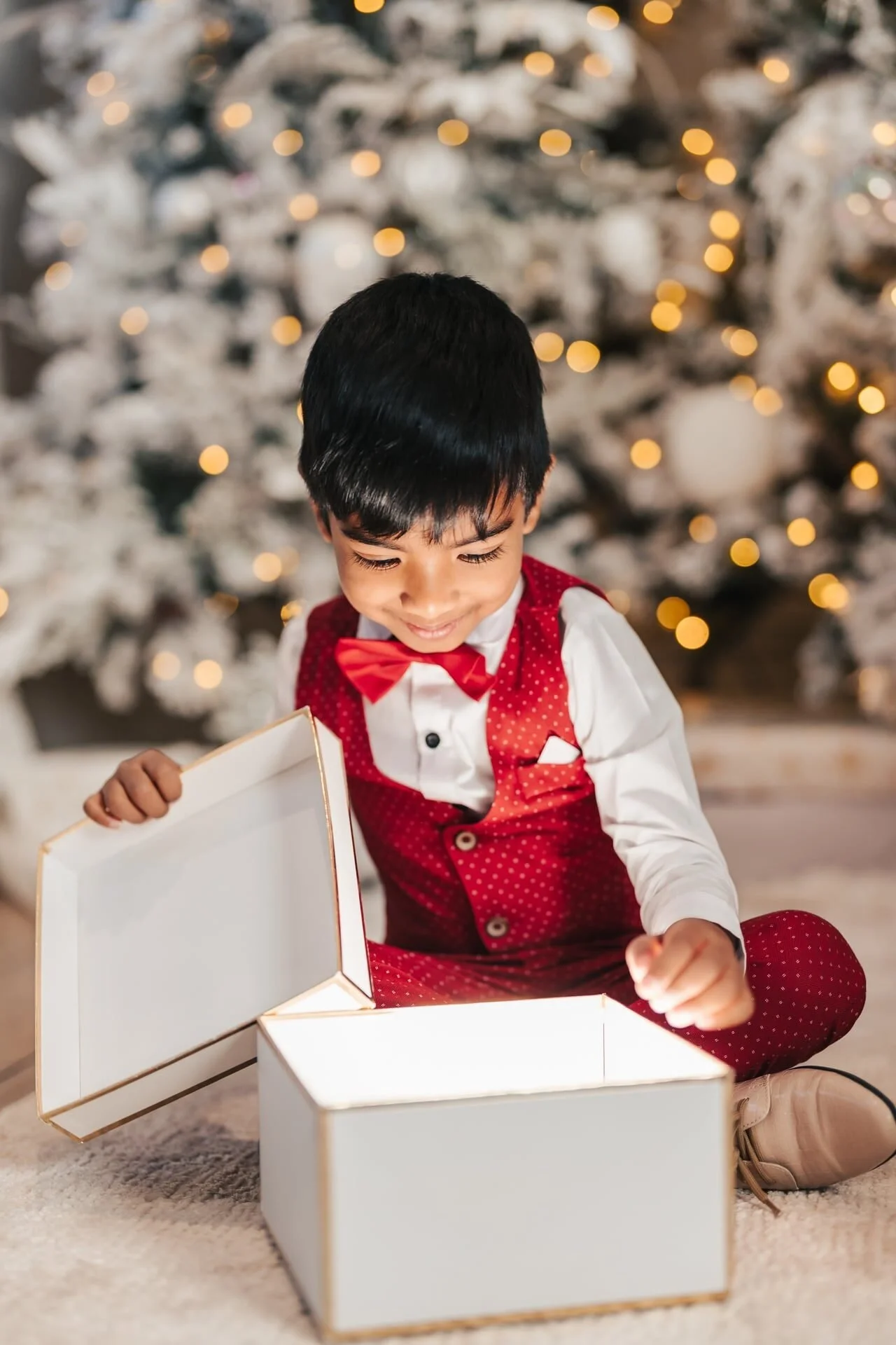 boy-opening-gift-christmas-mini-toronto.jpg