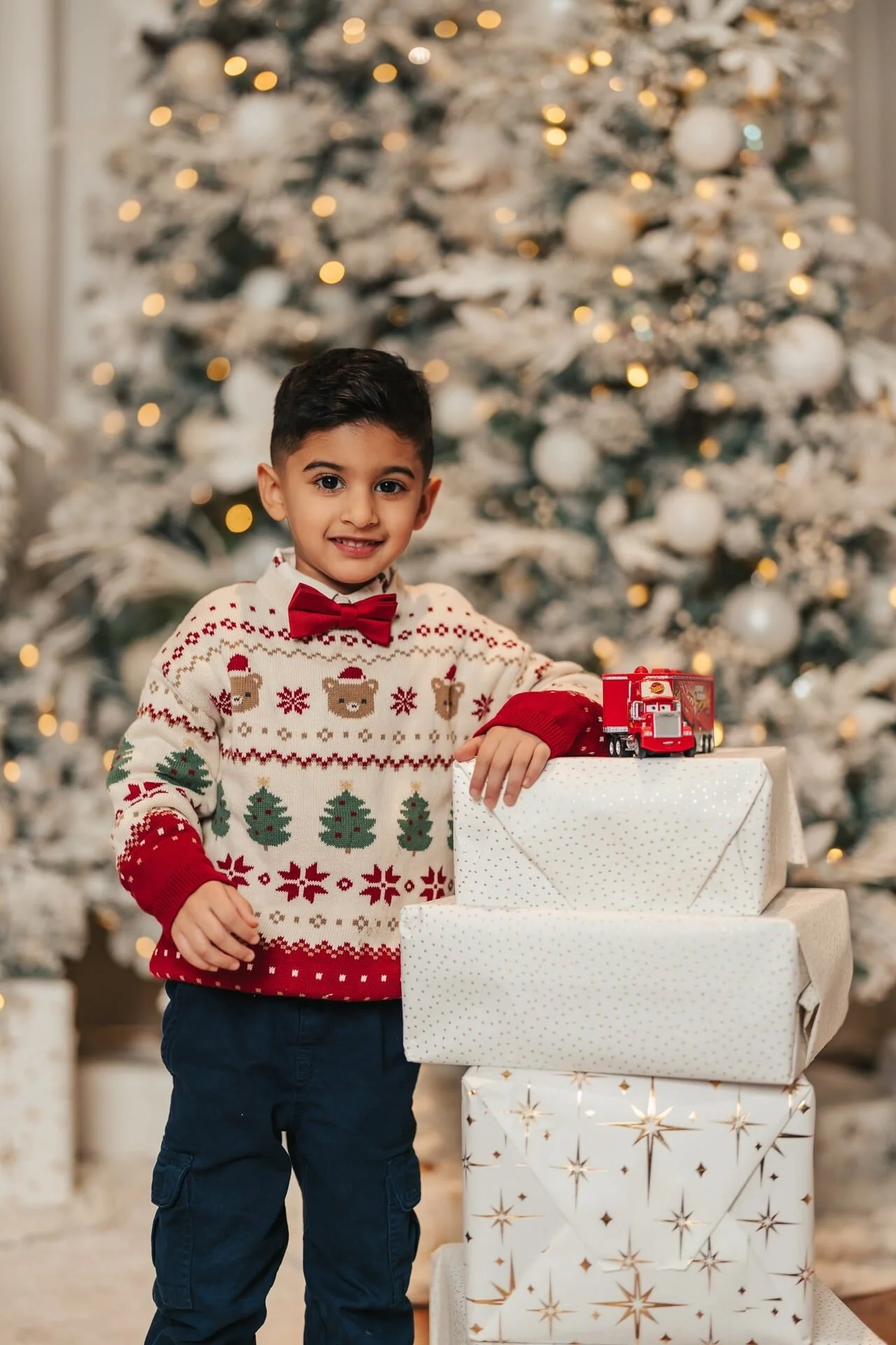 boy-with-gift-christmas-mini-session-toronto.jpg