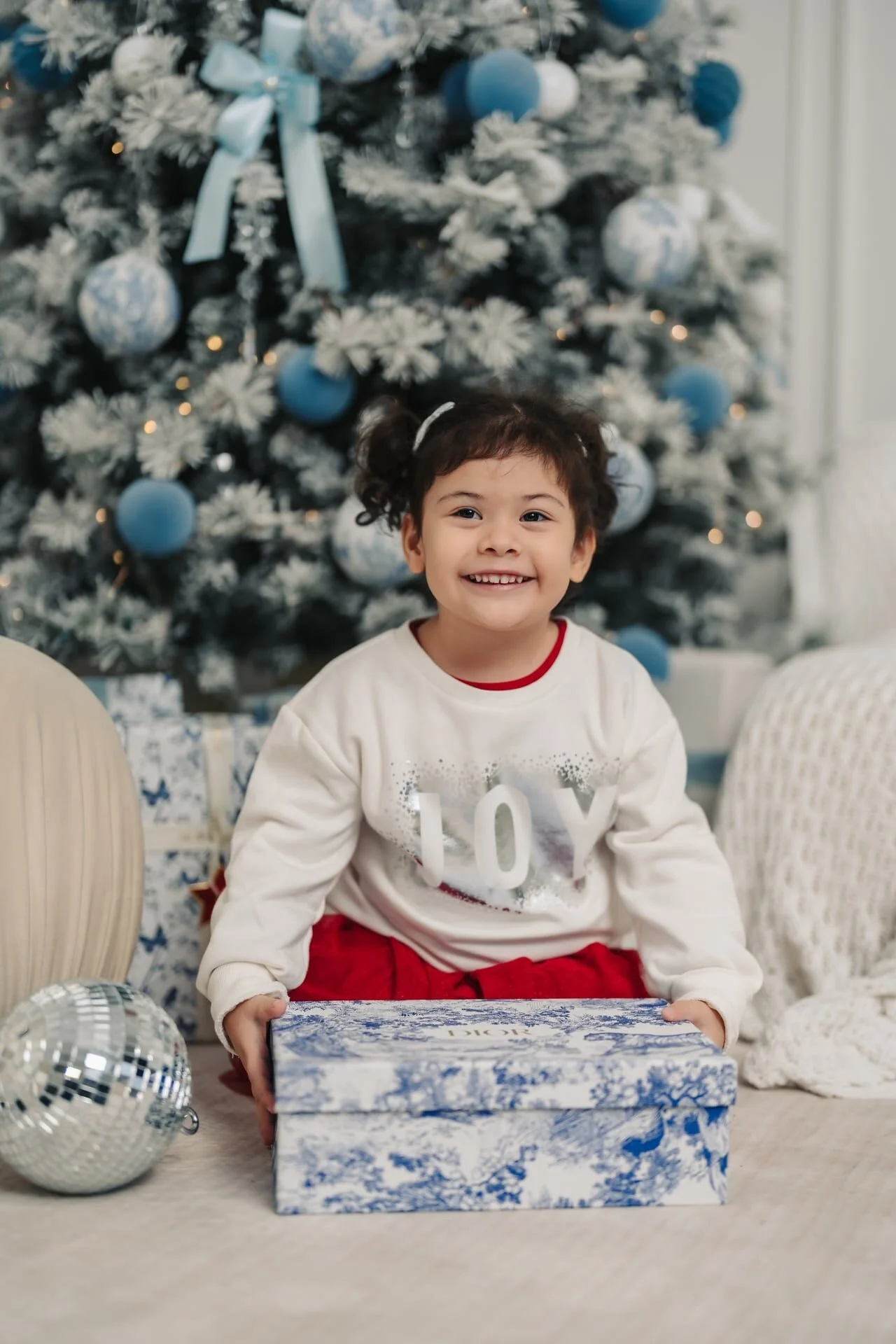 child-opening-gift-christmas-mini-session-toronto.jpg