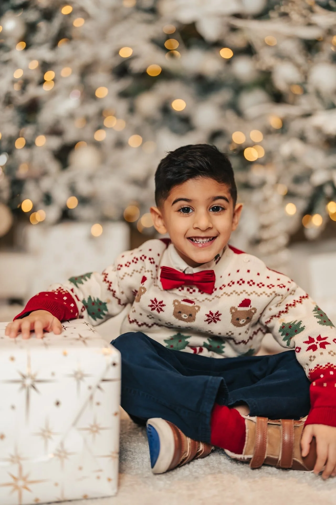 christmas-mini-session-toronto-boy-gift.jpg