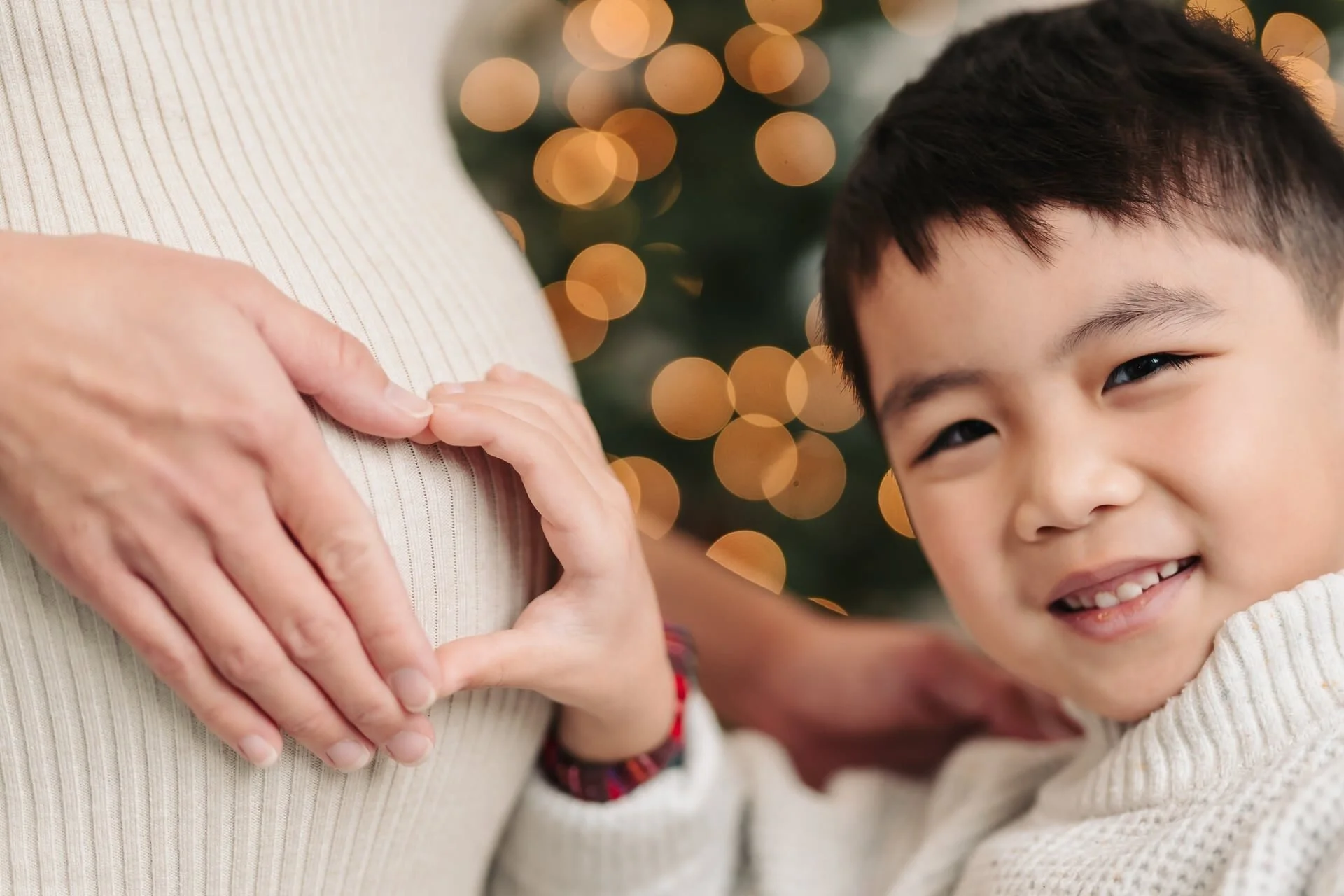 christmas-mini-session-toronto-heart-hands.jpg