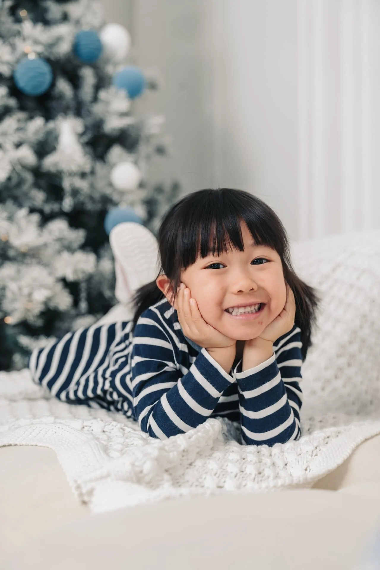 girl-christmas-mini-session-toronto-relaxed.jpg