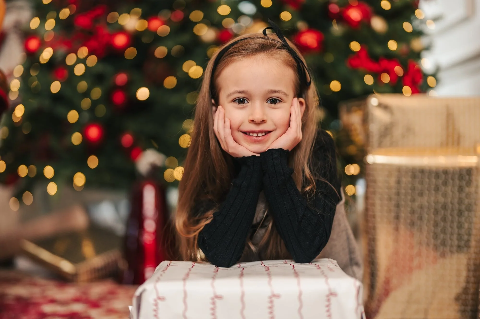 girl-christmas-mini-session-toronto-smile.jpg