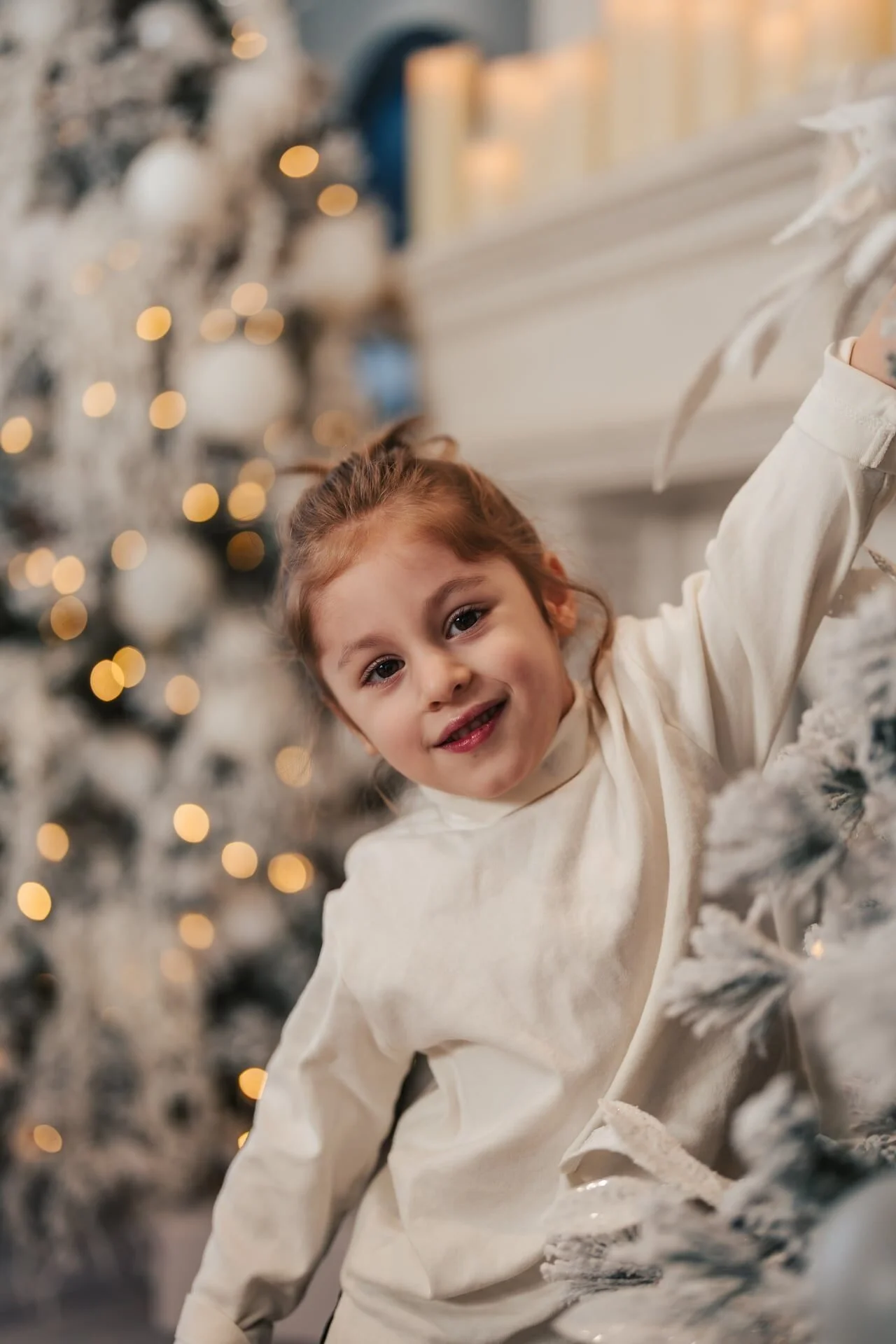 girl-laughing-christmas-mini-session-toronto.jpg