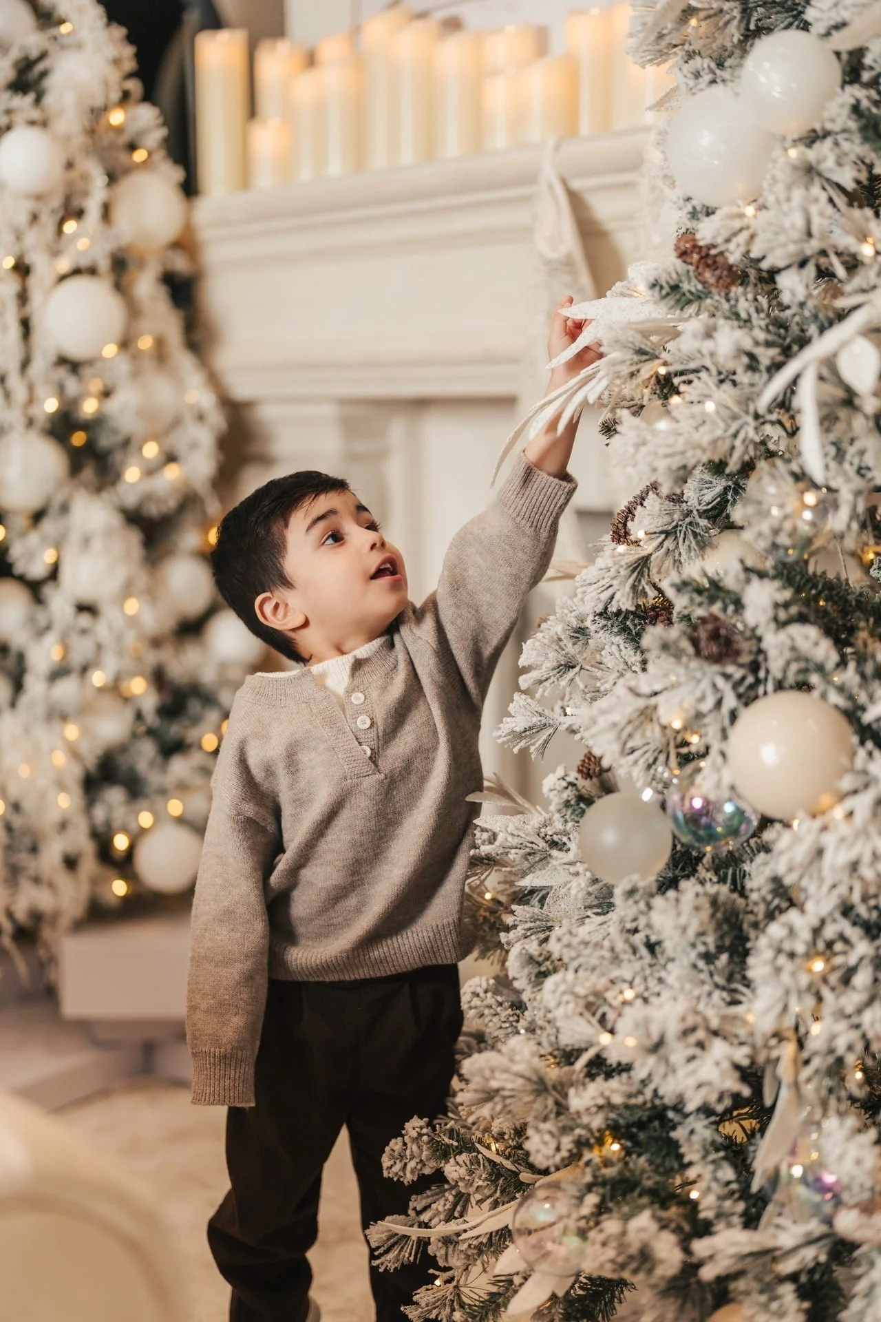 christmas-mini-session-brampton-child-and-tree.jpg