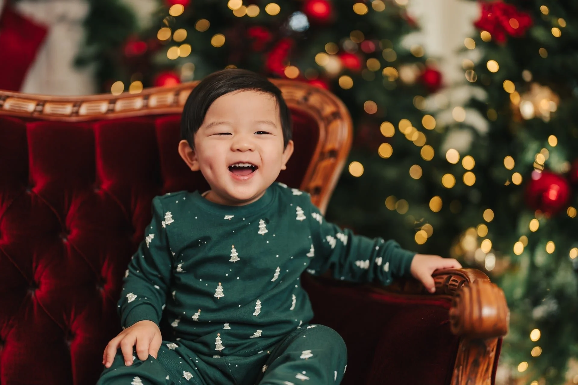 christmas-mini-session-brampton-toddler-laughing.jpg
