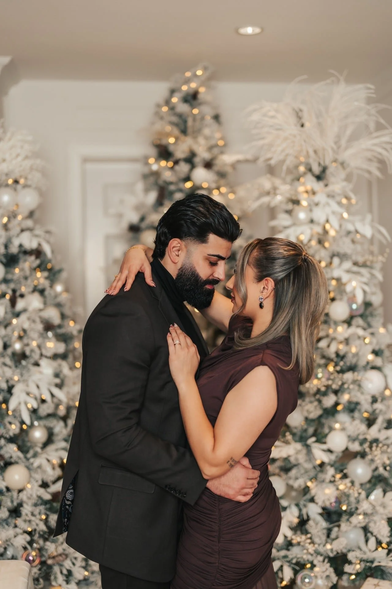 christmas-mini-session-ruby-manor-couple-embrace.jpg