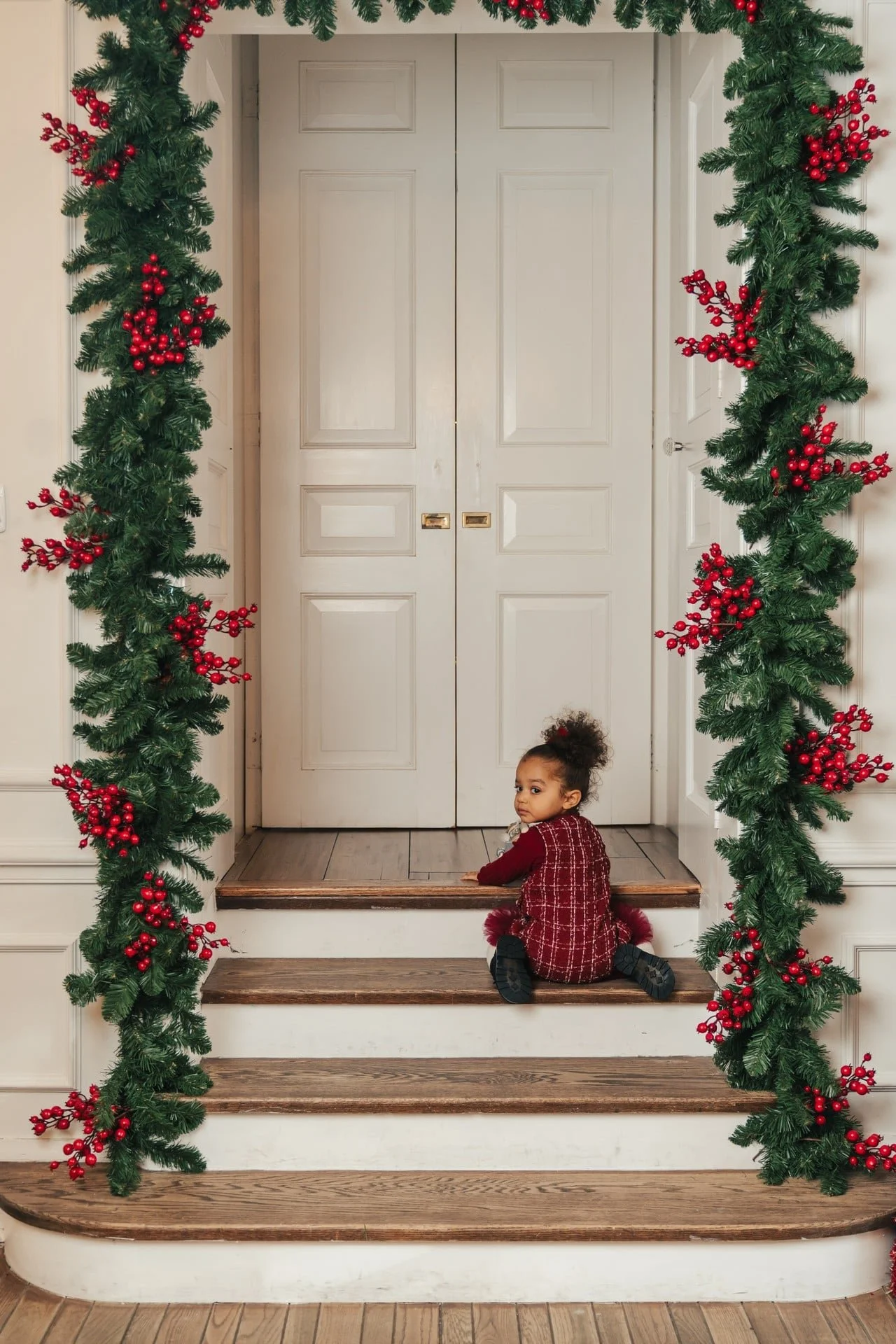brampton-christmas-mini-session-ruby-manor-heritage-doorway.jpg