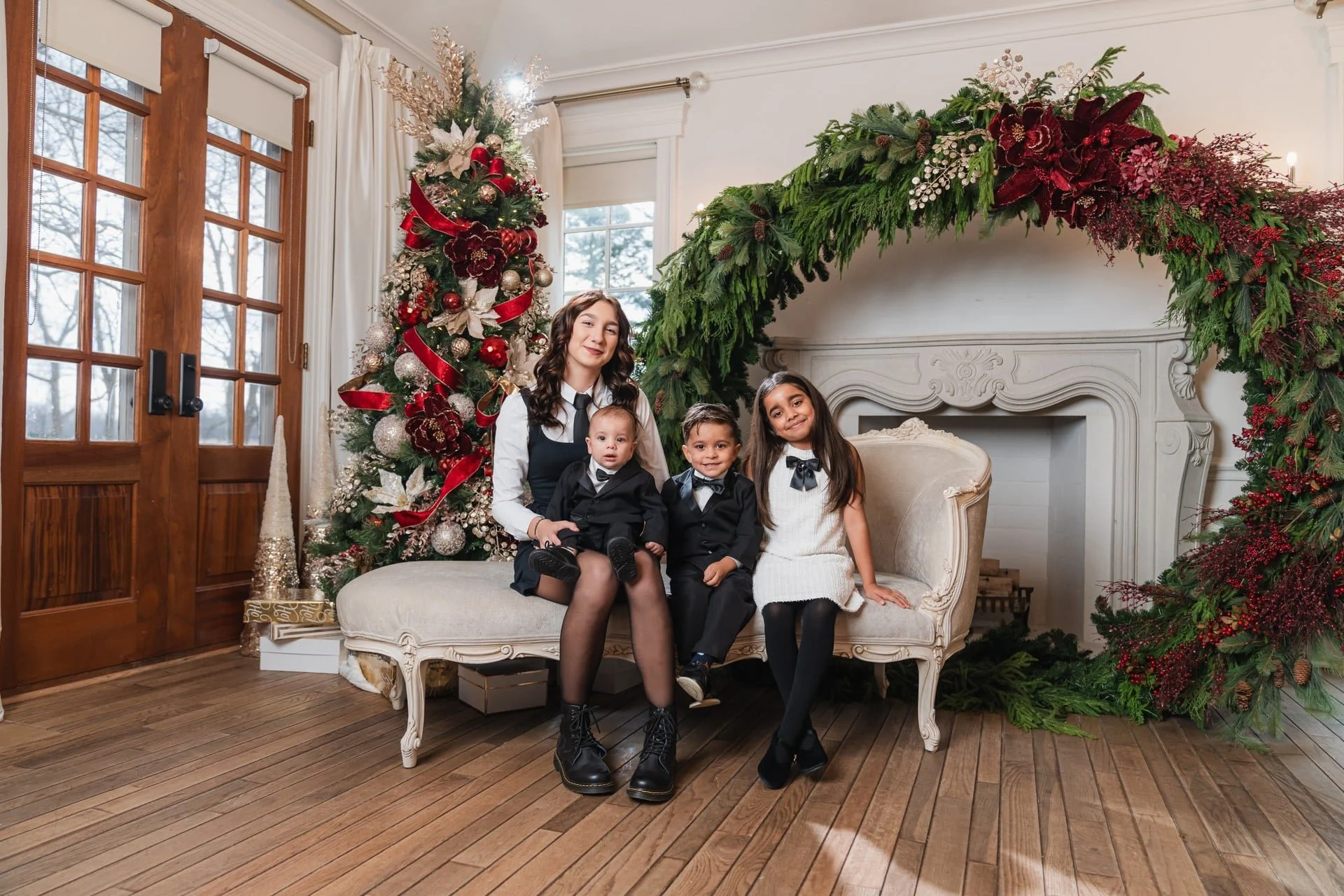 christmas-mini-session-brampton-family-fireplace.jpg