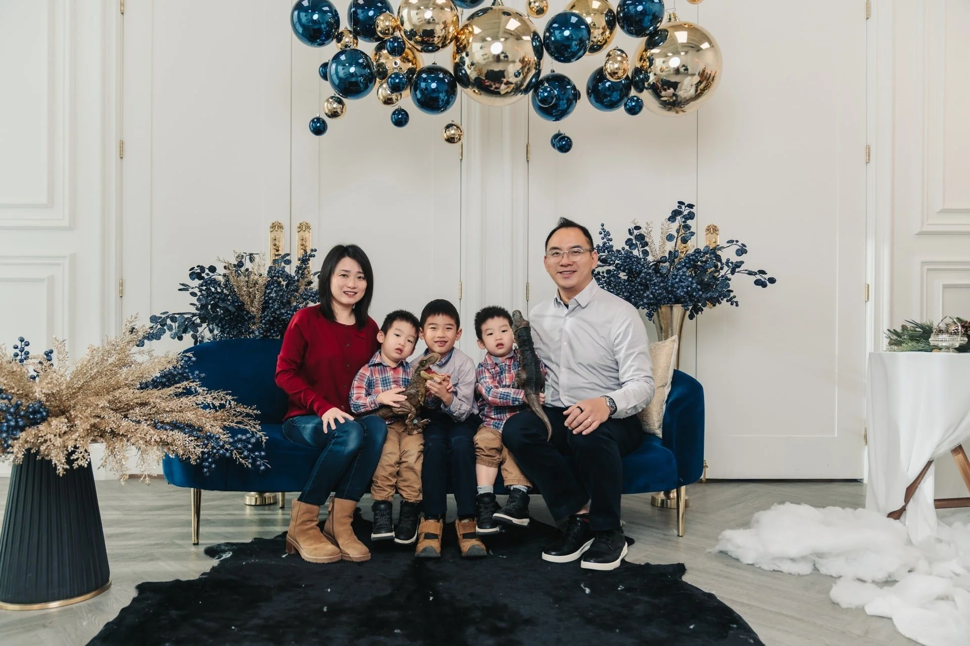 Family Christmas photoshoot with a navy and gold balloon backdrop, Toronto