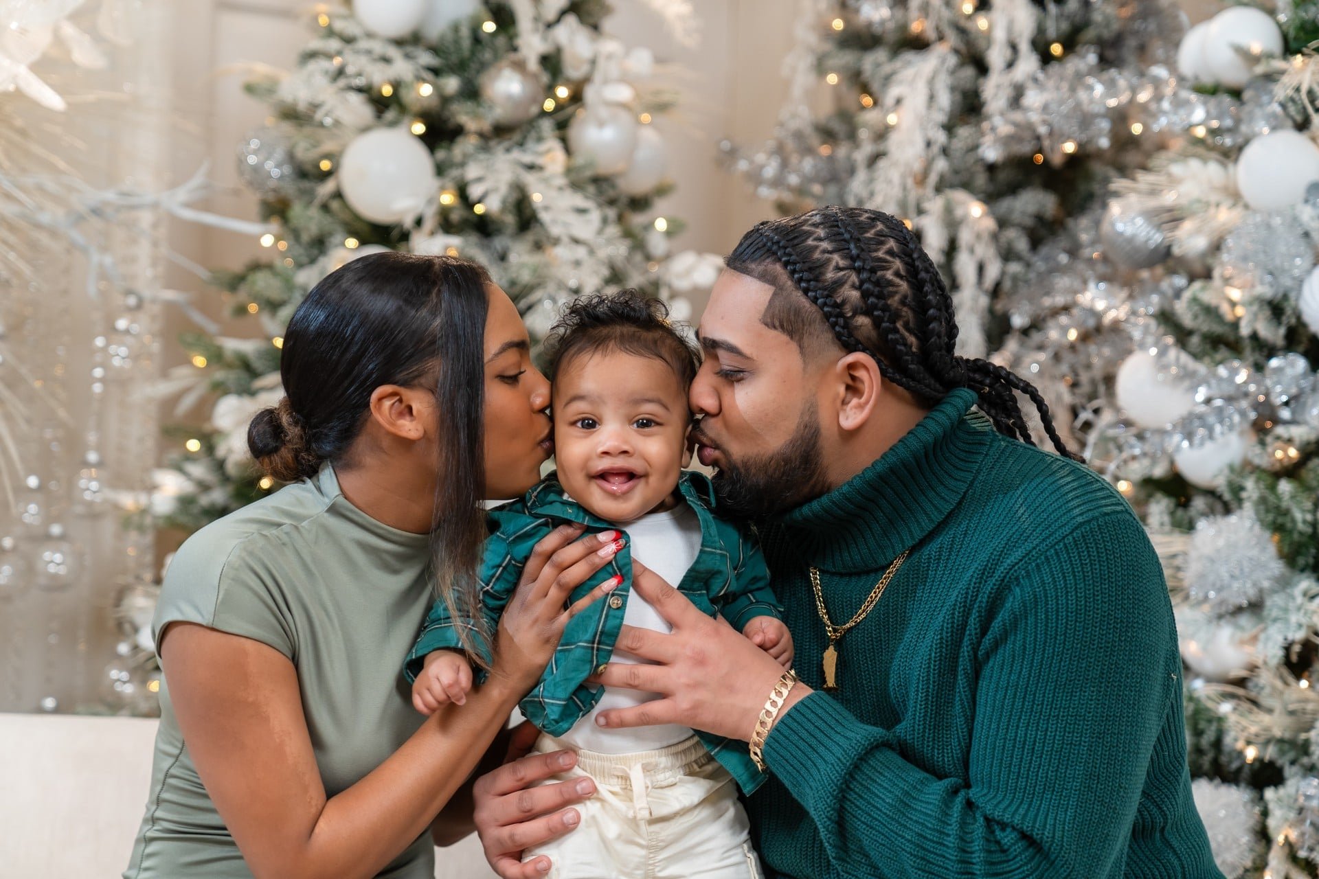 babys-first-christmas-toronto-parents-kissing-baby.jpg