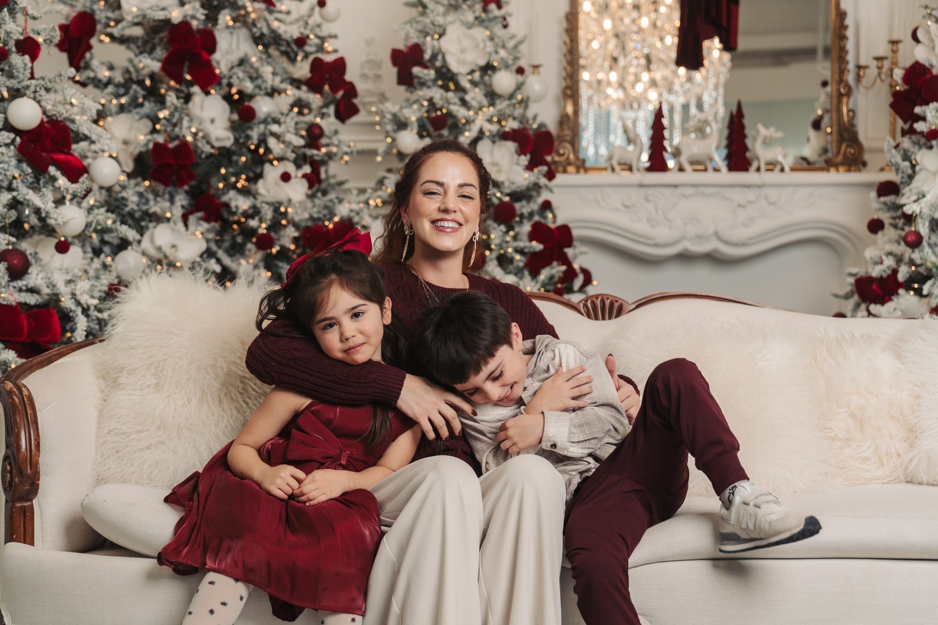 christmas-photoshoot-toronto-mom-kids-cuddle-burgundy-set.jpg