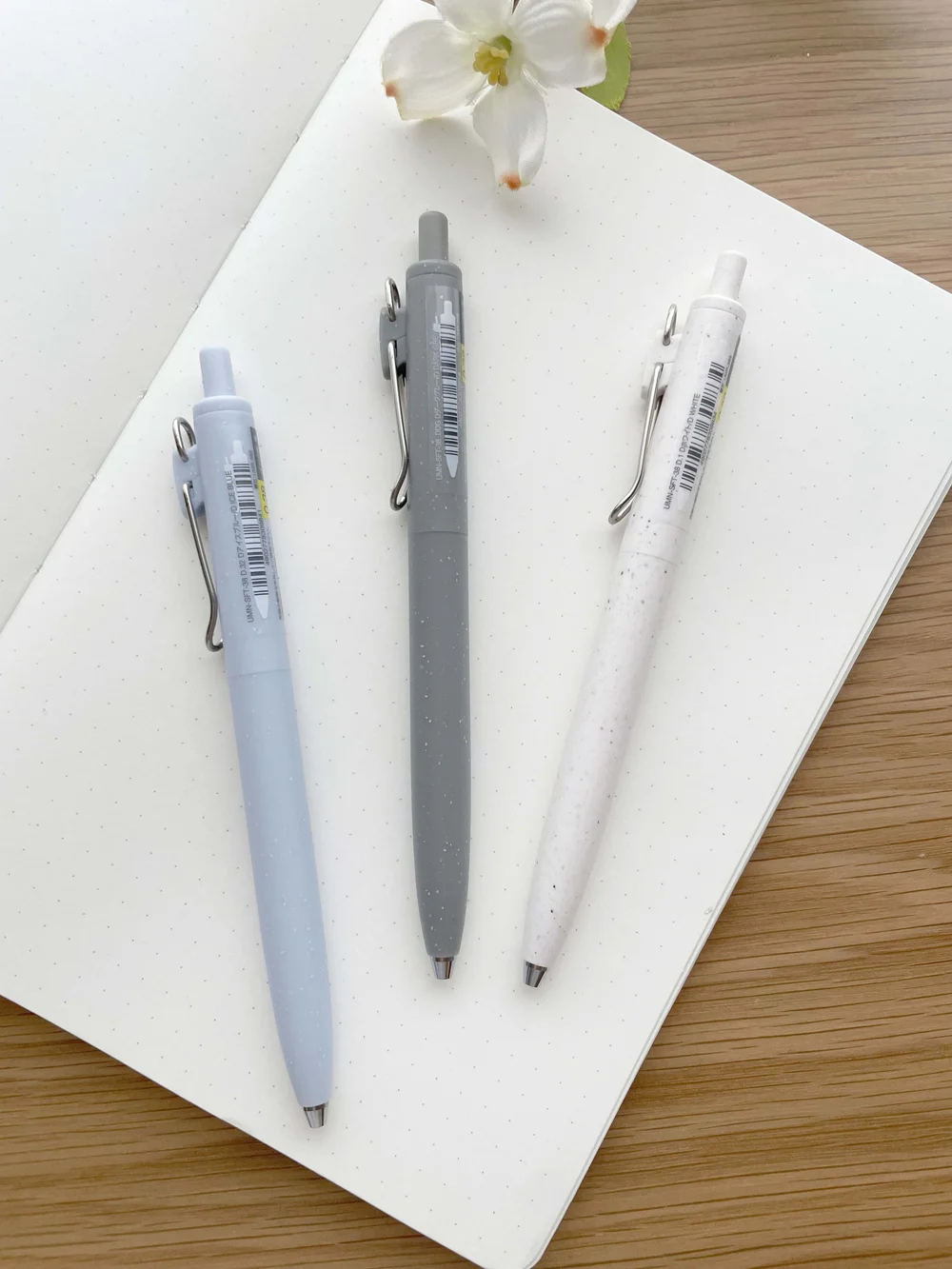 Uni-Ball UMN-S-05 Gel Ink Pens - 0.5mm Retractable Rollerball Pens, White Barrel, 4 Pack (Black, Blue, Red, Green)