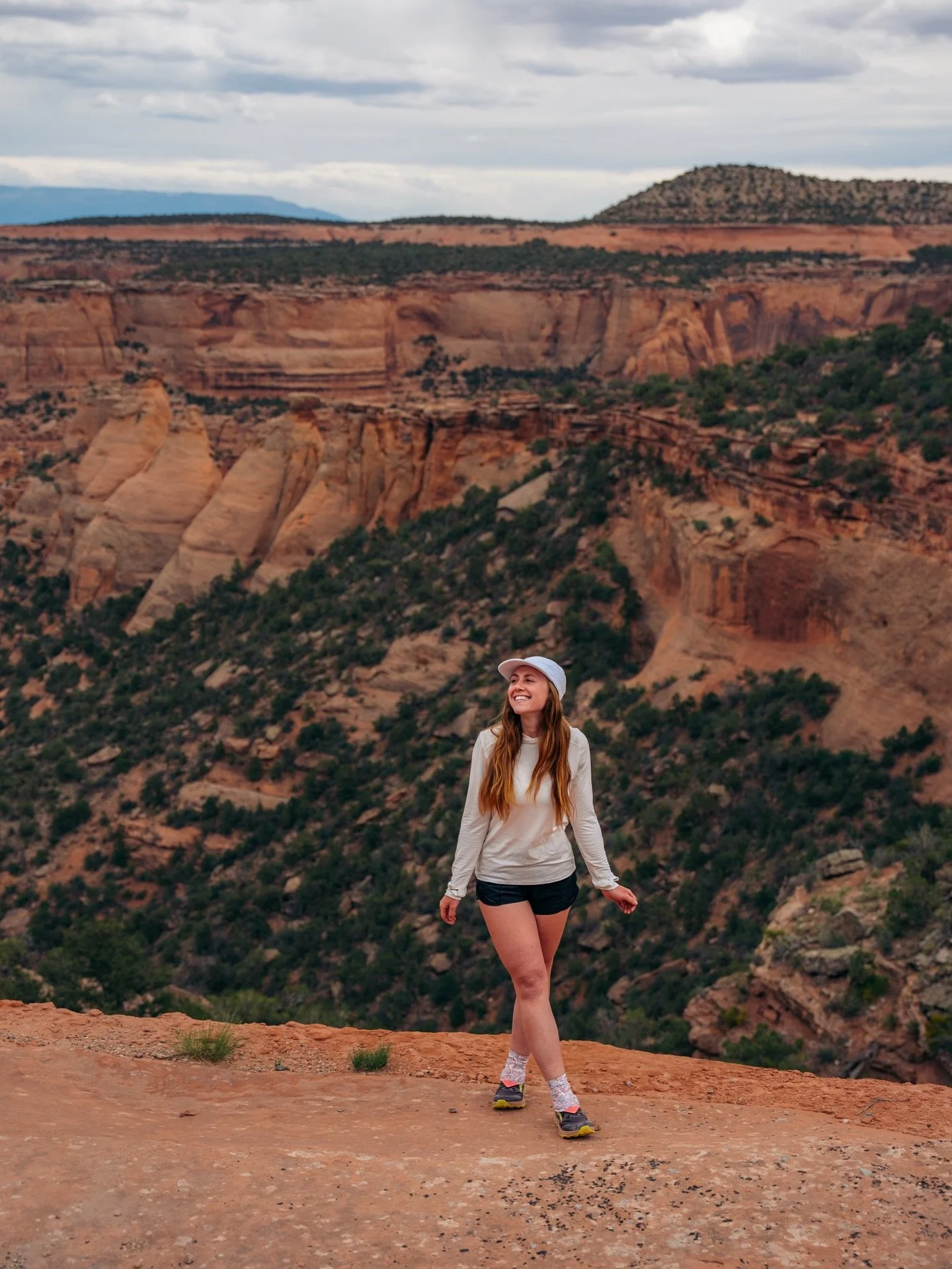 Colorado National Monument might be one of the most underrated places to go backpacking in Colorado 🏜️
It’s filled with towering red rock canyons, vast desert views, & clear night skies. I made a 23-mile loop around the monument but there