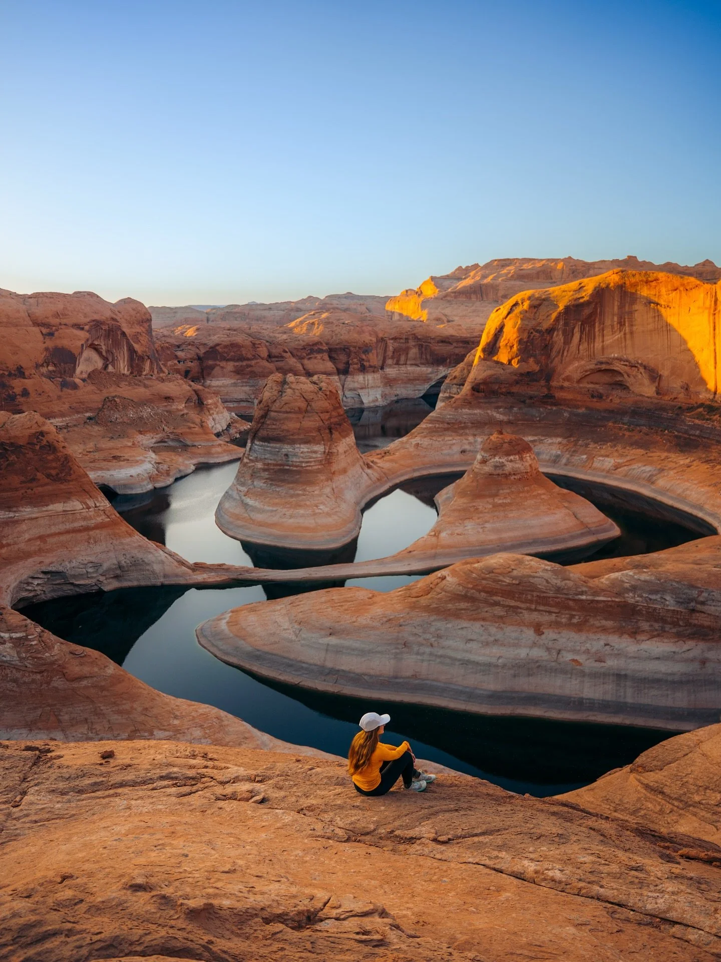 Fall is one of the best times to explore the desert 🏜️ The air is cooler, trails are quiet, & golden hour hits even harder. But this time of year, the desert can still be unpredictable. Here’s what to keep in mind before visiting:
🌵Bring
