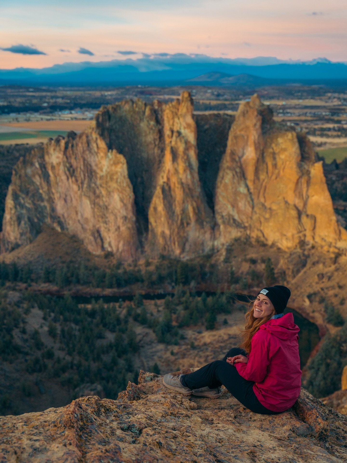Can you believe this is Oregon? 👀

Half of the state is actually high desert, not rainforest. Just outside Bend, Smith Rock is filled with towering canyon walls - a bucket list spot for climbers and hikers. 

We hiked up Misery Ridge for sunrise, an