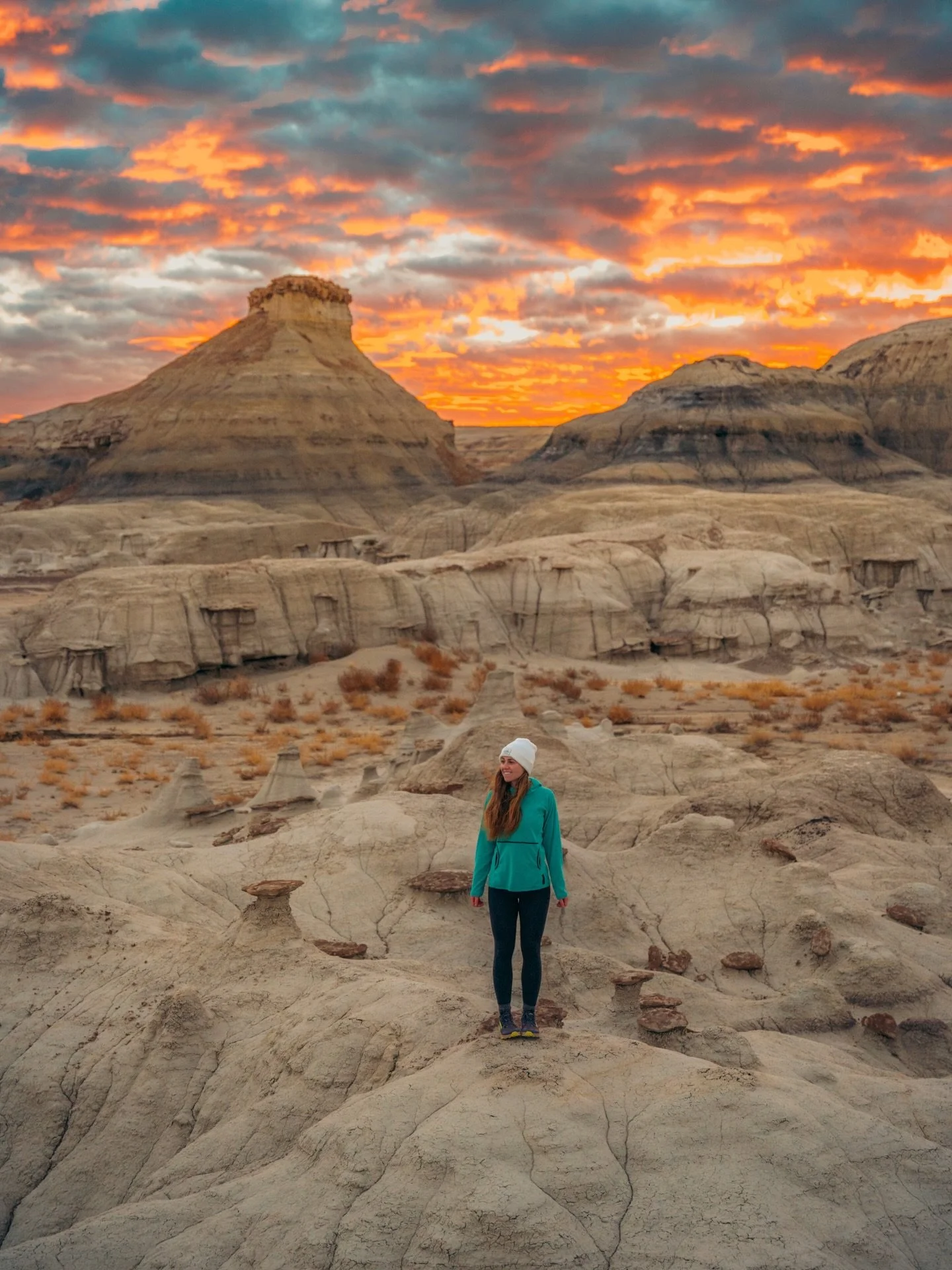 New Mexico might be one of the most underrated states for hiking 🏜️

The Bisti/De-Na-Zin Wilderness is one of the most otherworldly places I&rsquo;ve been. We headed out before sunrise and wandered into 45,000+ acres of badlands, hoodoos, and petrif
