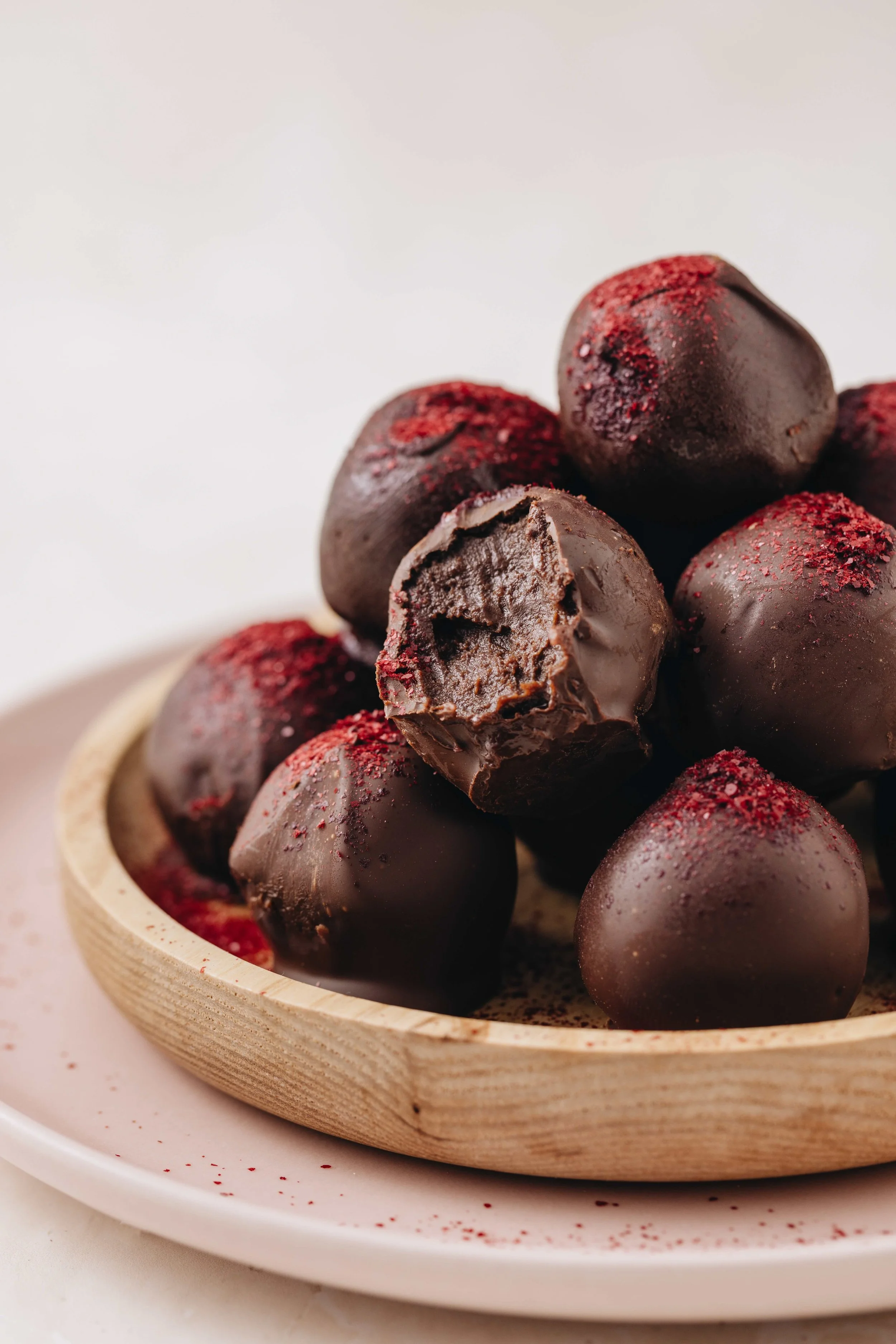 low fodmap dark chocolate with raspberry powder