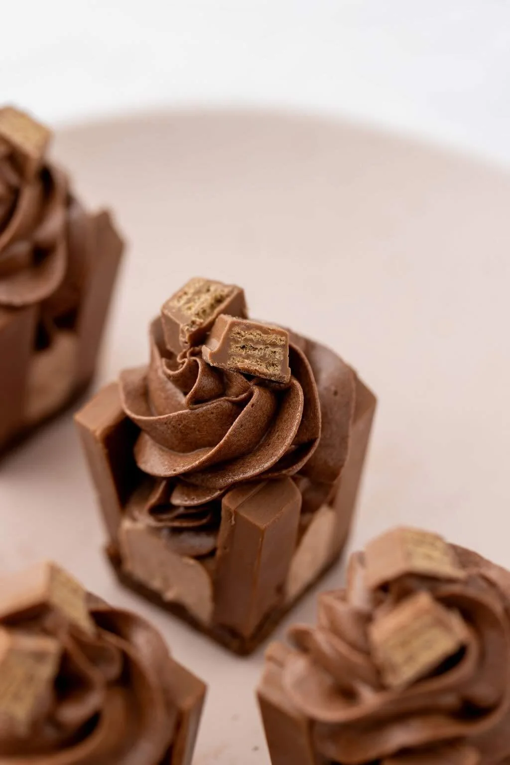 low fodmap cheesecakes with kitkat bars