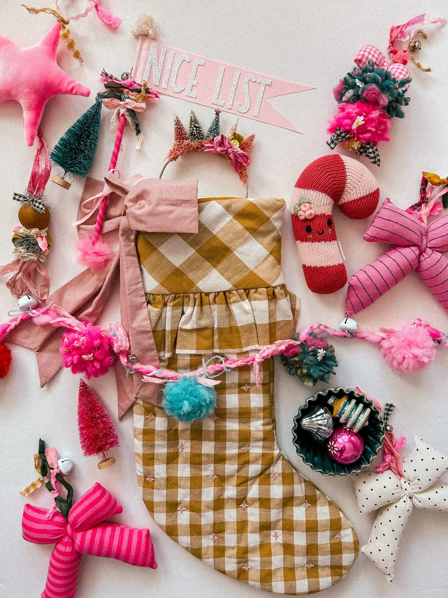 Happy Sunday! @cuddleandkind dropped the cutest little candy canes today!! I&rsquo;m obsessed. They&rsquo;re the perfect stocking stuffer and such a fun little pop of sweetness for the holidays!🎅🏻🎄❤️