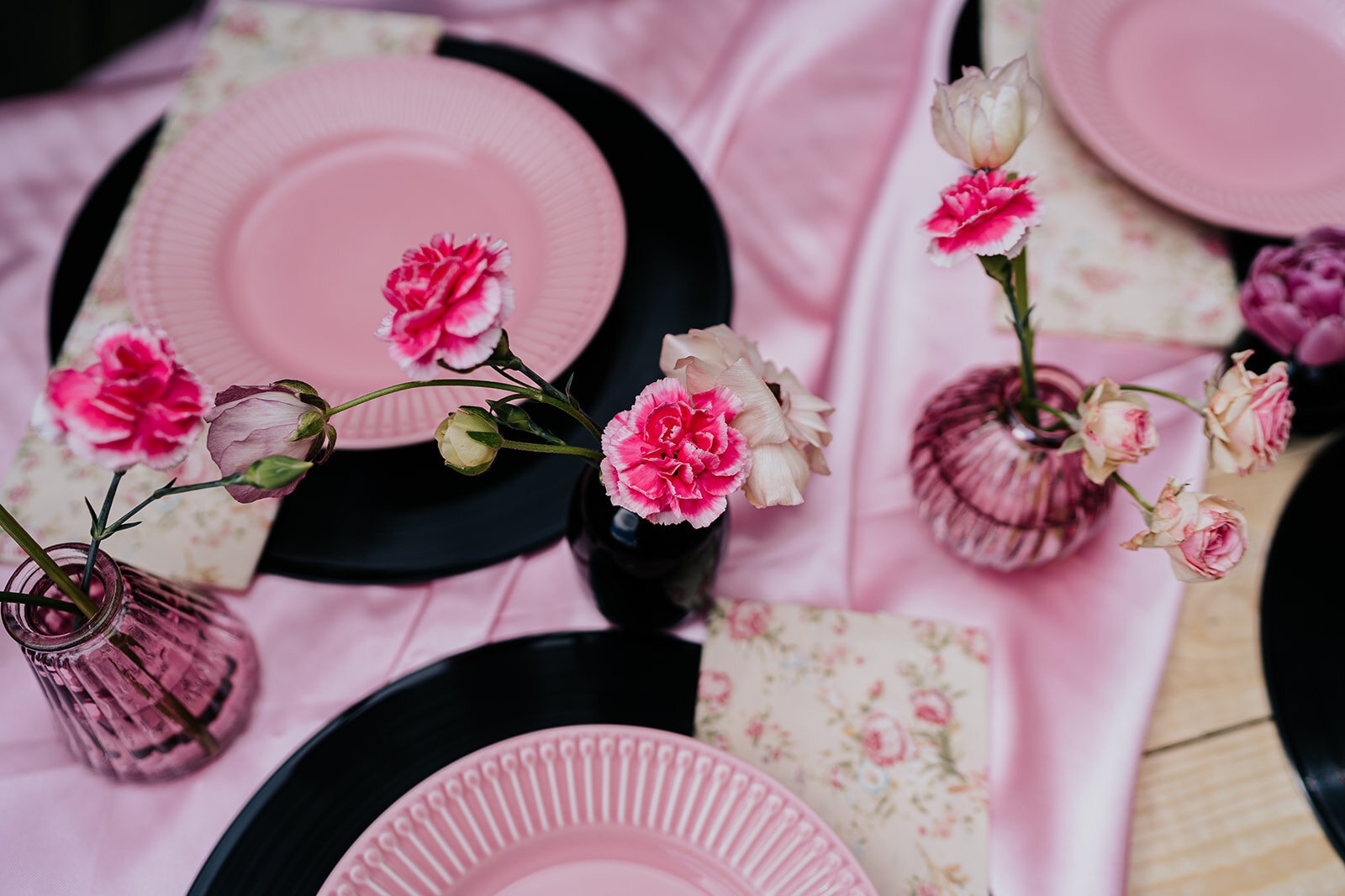 pink side plates and hot pink carnations