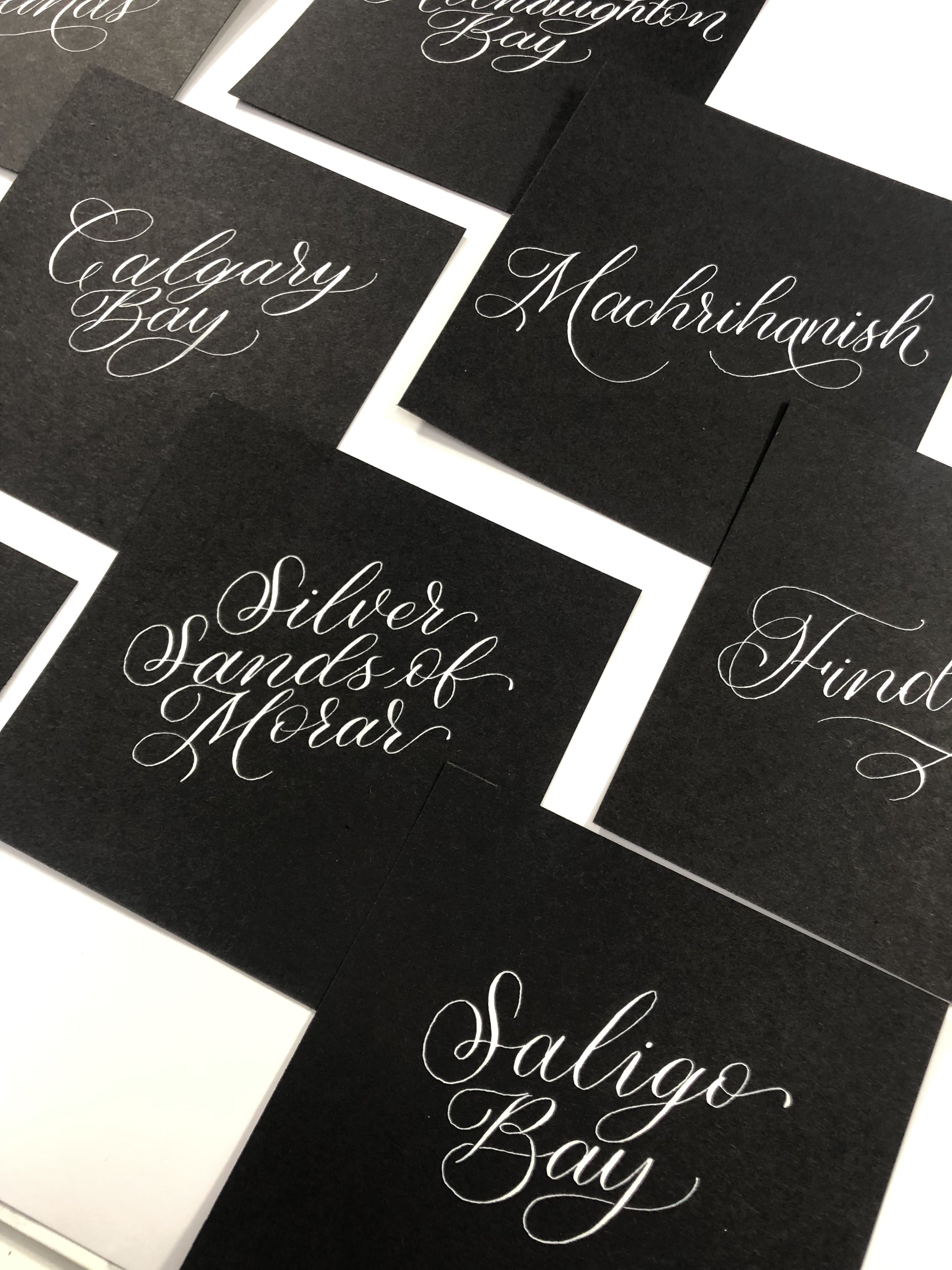  High quality black card with white calligraphy. 