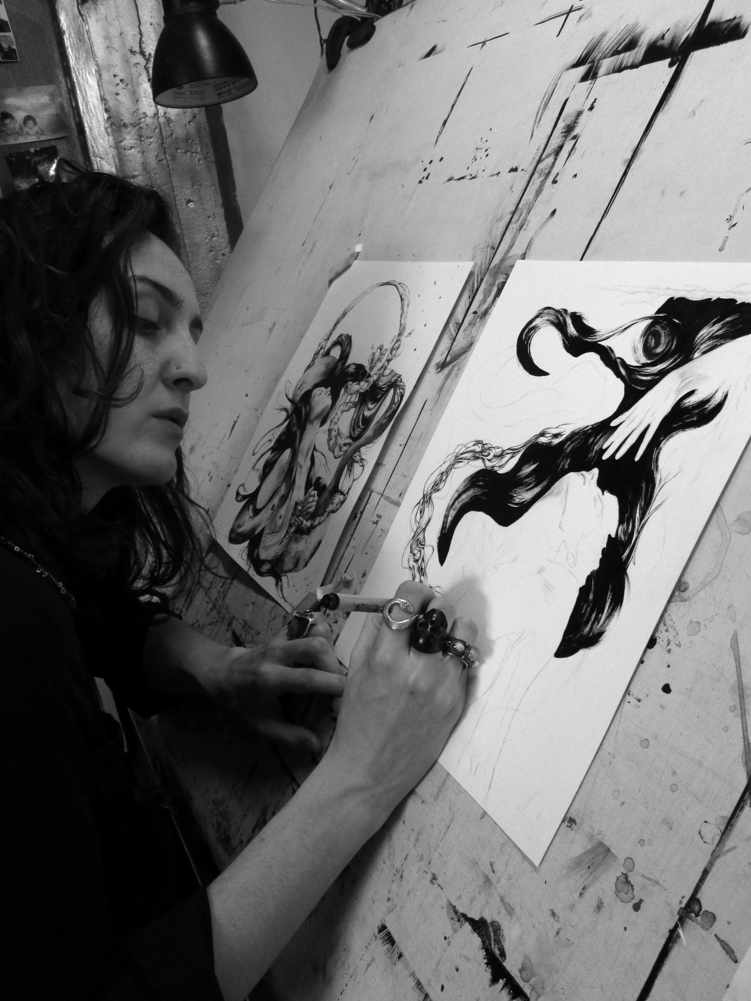 Femme artiste qui dessine