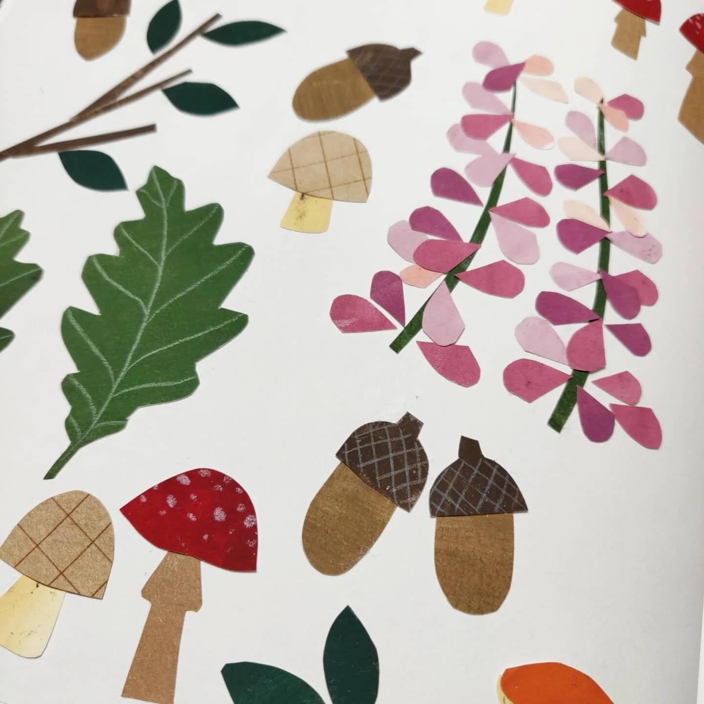 Autumn on my desk today 🍂 #sketchbook 
*
*
#illustration #collage #autumnvibes #cosy #mushrooms #toadstools #autumn #fallcolors
#fall #sketchbookart #dailydrawings #createeveryday #girlswhodraw #nature #naturalworld #drawingpractice #paperart #artst