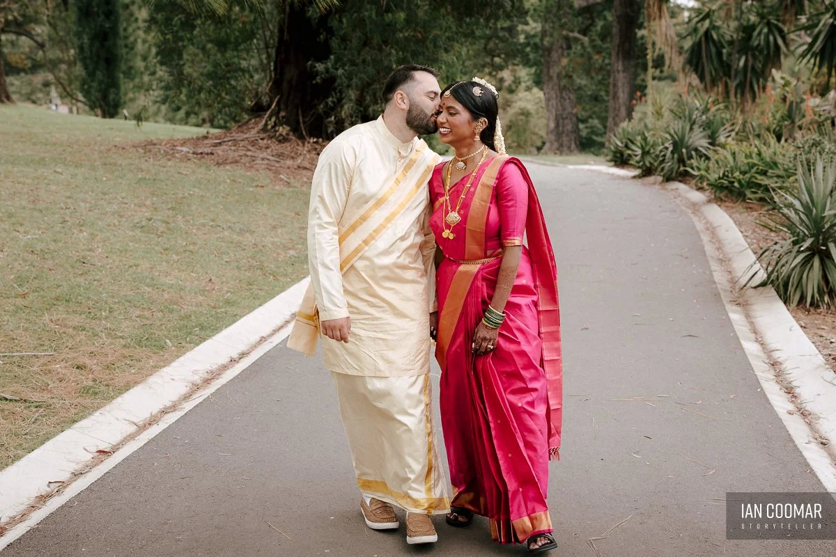 glasshaus-brucke-hindu-wedding-richmond-couple-kiss.jpg