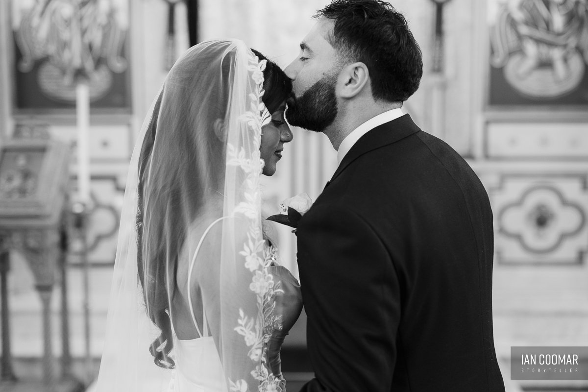 sheldon-reception-wedding-couple-kiss-black-white.jpg
