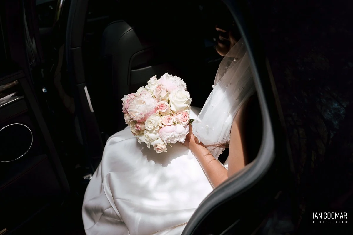 lincoln-of-toorak-wedding-bouquet-bride.jpg