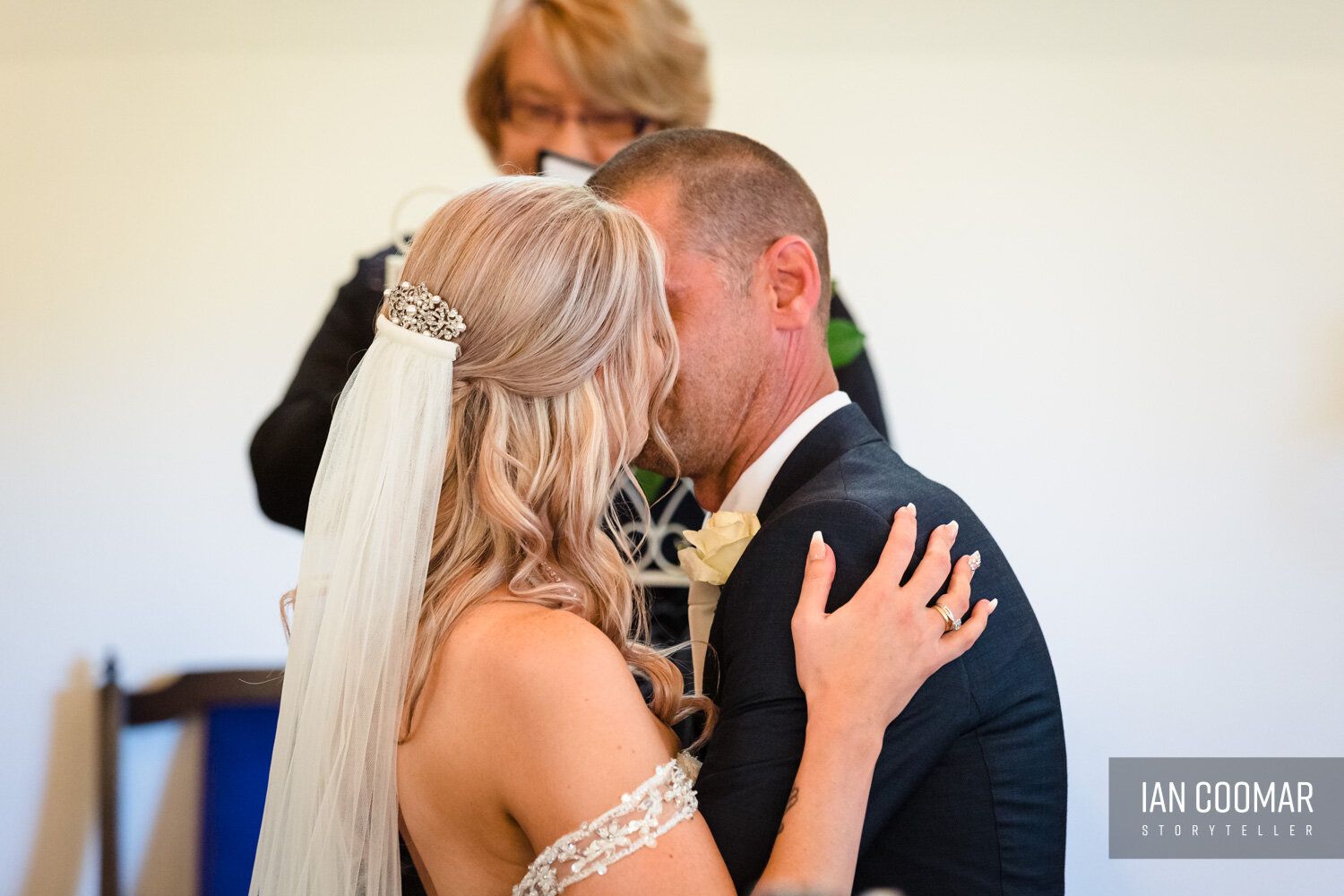 pauline-woodley-wedding-celebrant-first-kiss.jpg