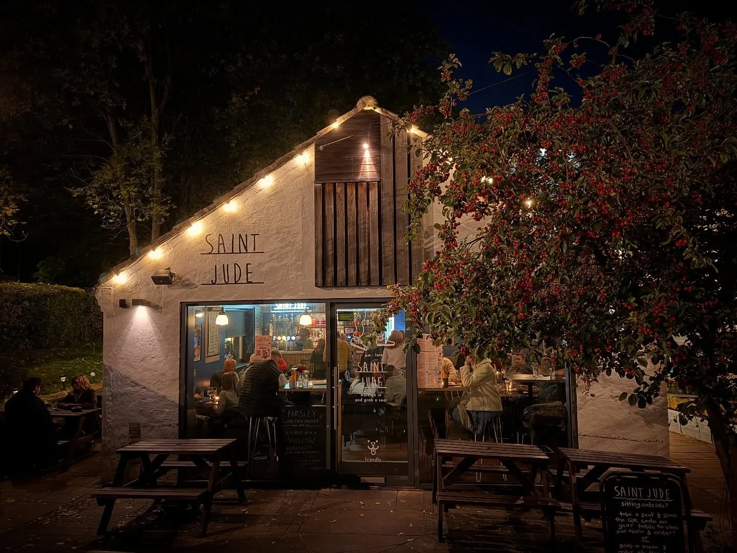 ✨ Just another twinkly (& weirdly warm) Autumn night in Farsley 🩷