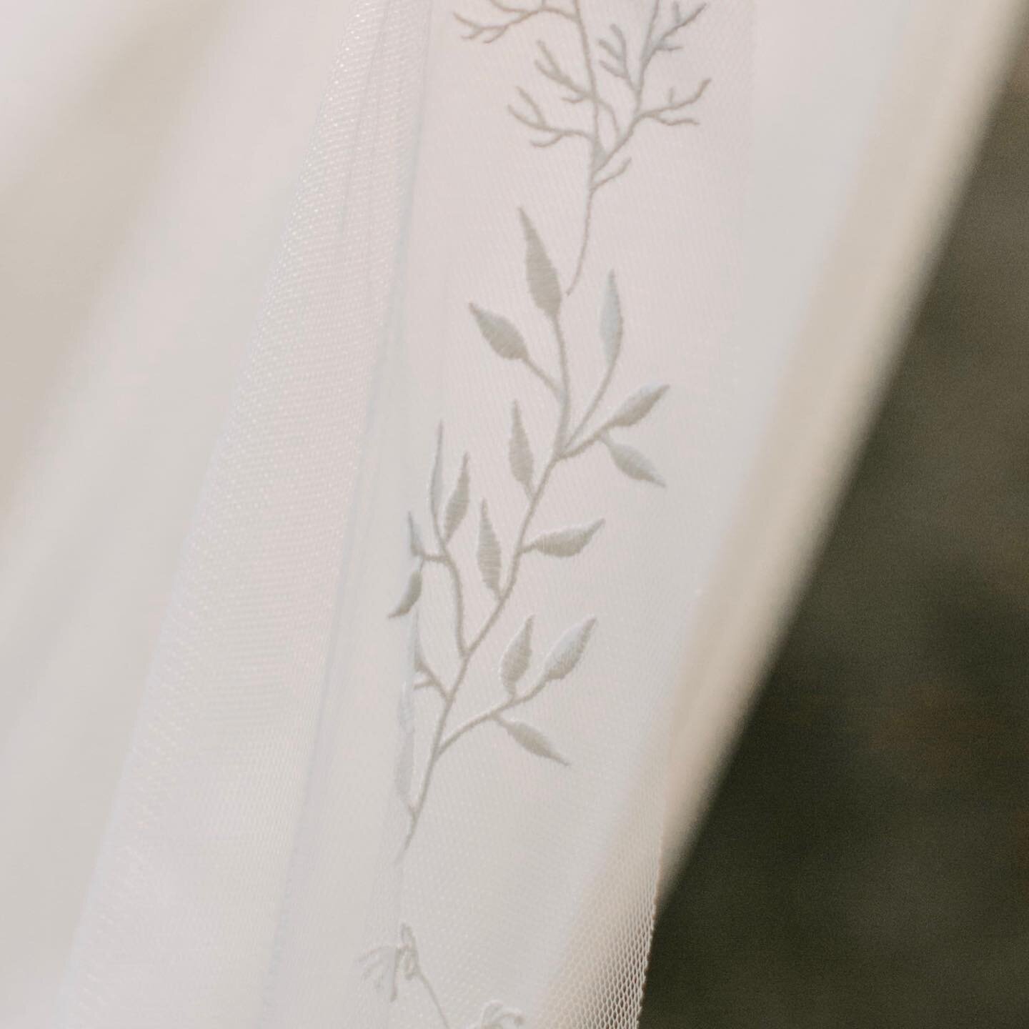 I love this backlit photo of the Sylvie veil✨ Each one of these foliage motifs has 20 little leaves embroidered onto it, creating a pretty silhouette in the evening light🌿